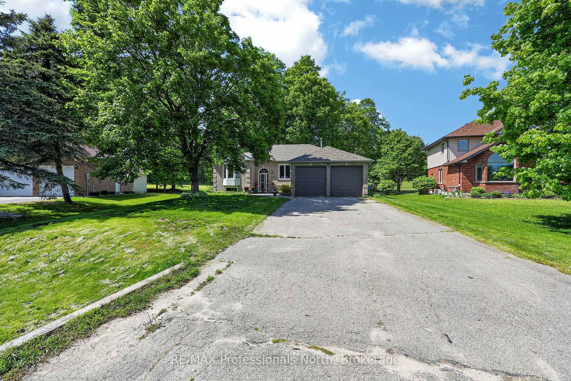 Photo 2 of 48 Fairway Crescent, Wasaga Beach — HOMEH