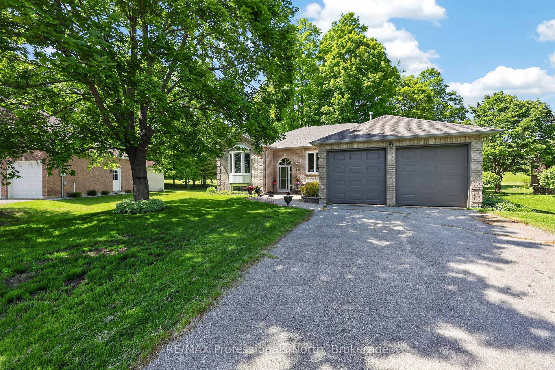 Photo 3 of 48 Fairway Crescent, Wasaga Beach — HOMEH