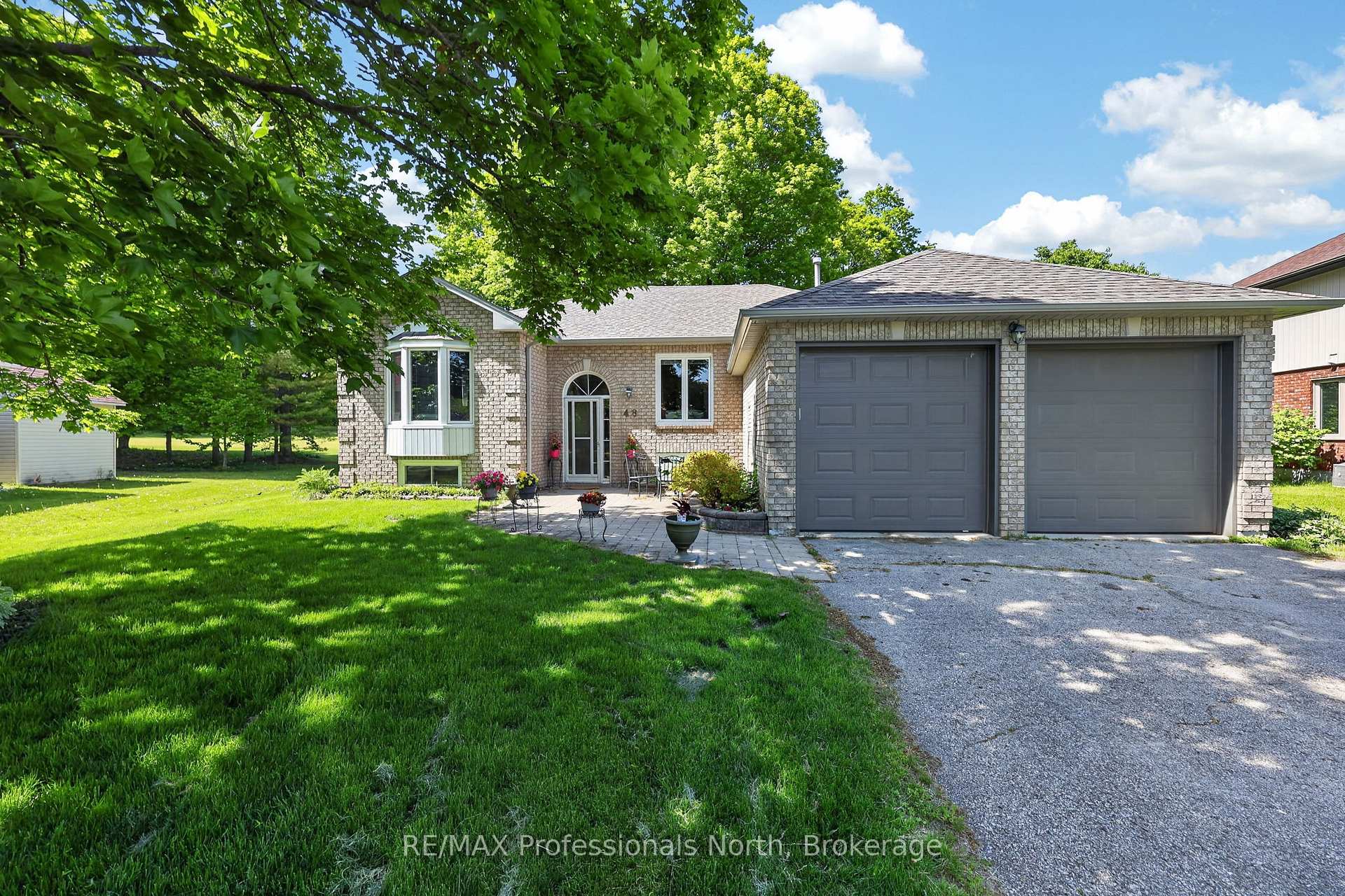 Photo 4 of 48 Fairway Crescent, Wasaga Beach — HOMEH