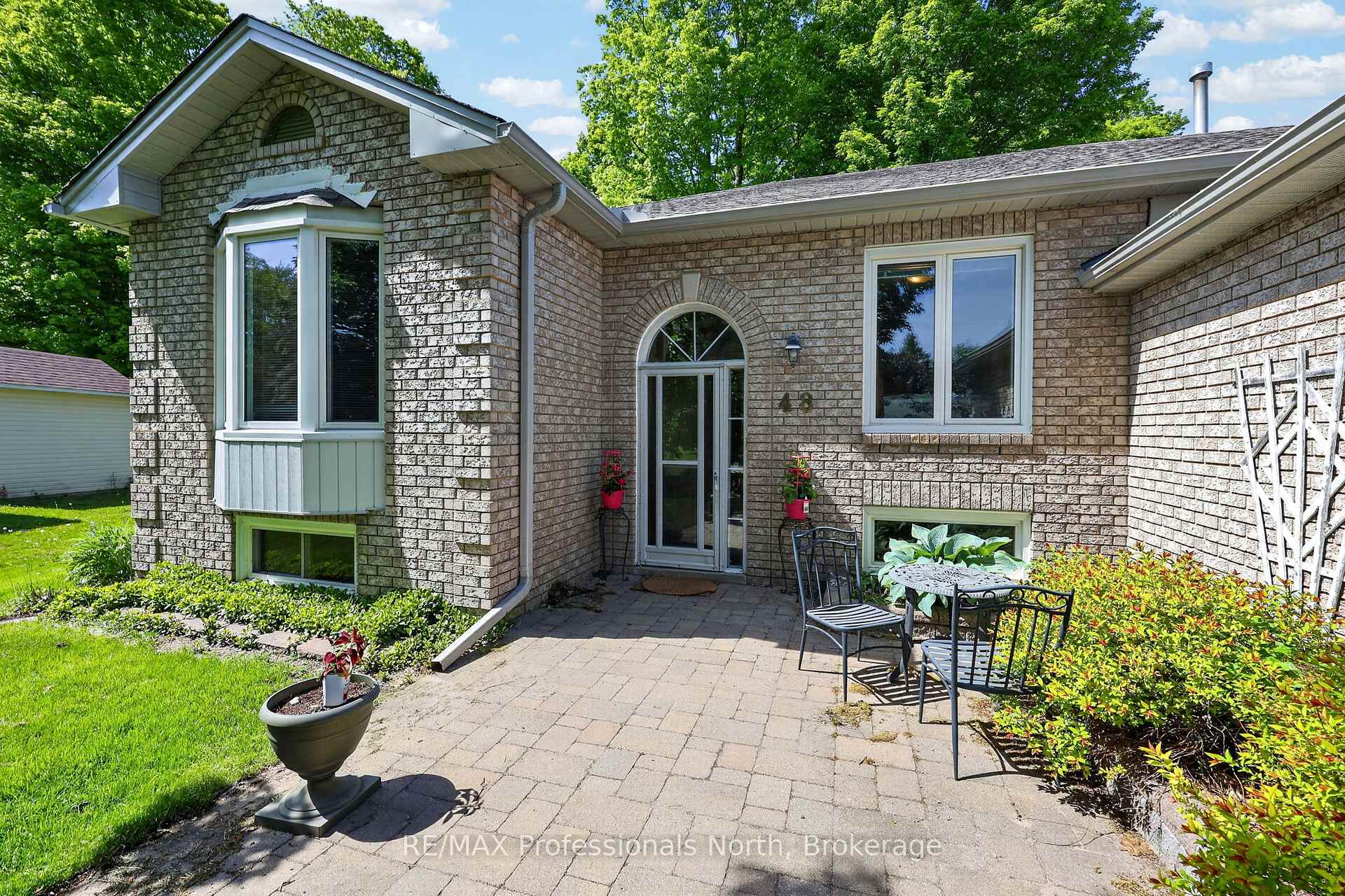 Photo 5 of 48 Fairway Crescent, Wasaga Beach — HOMEH