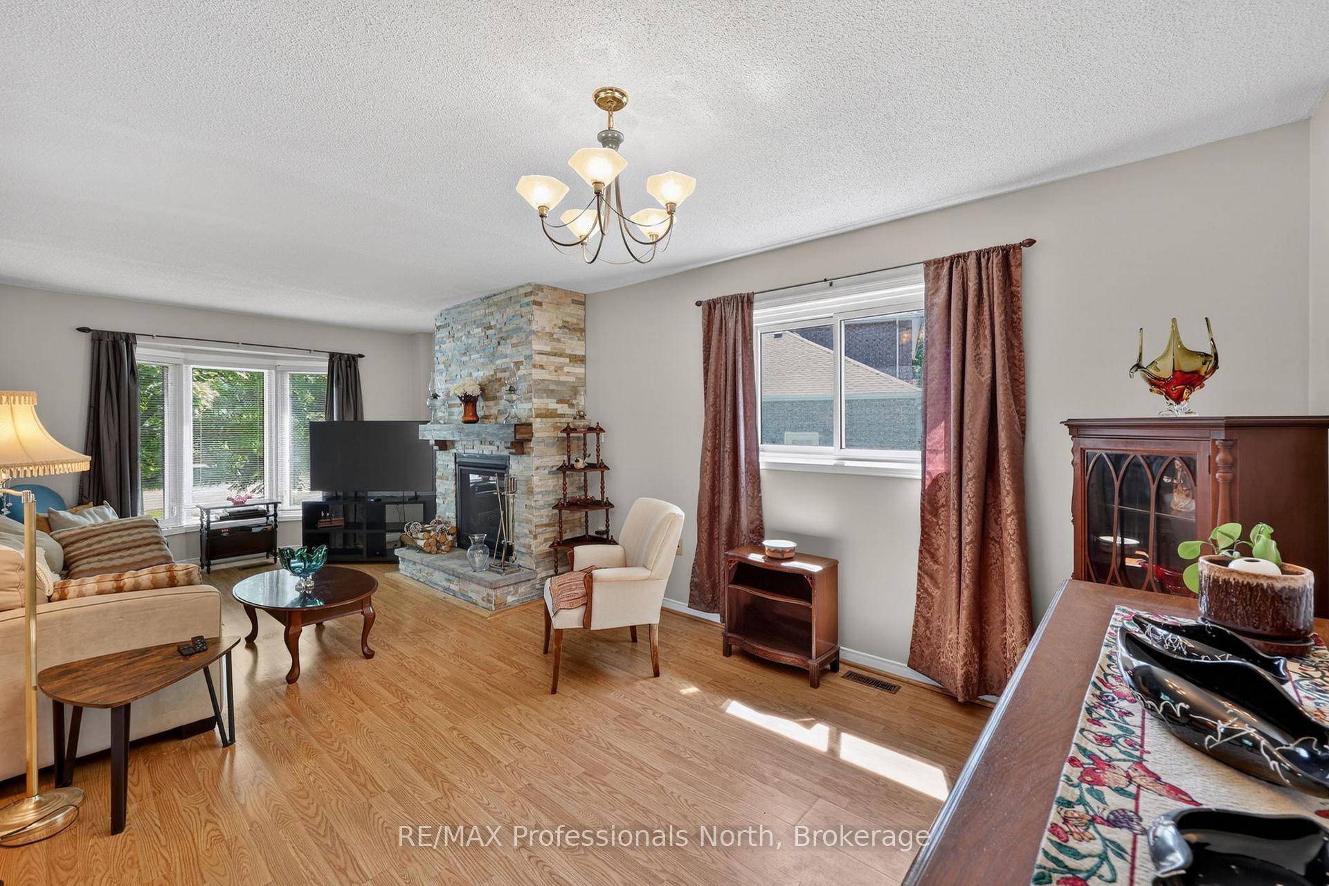 Photo 8 of 48 Fairway Crescent, Wasaga Beach — HOMEH