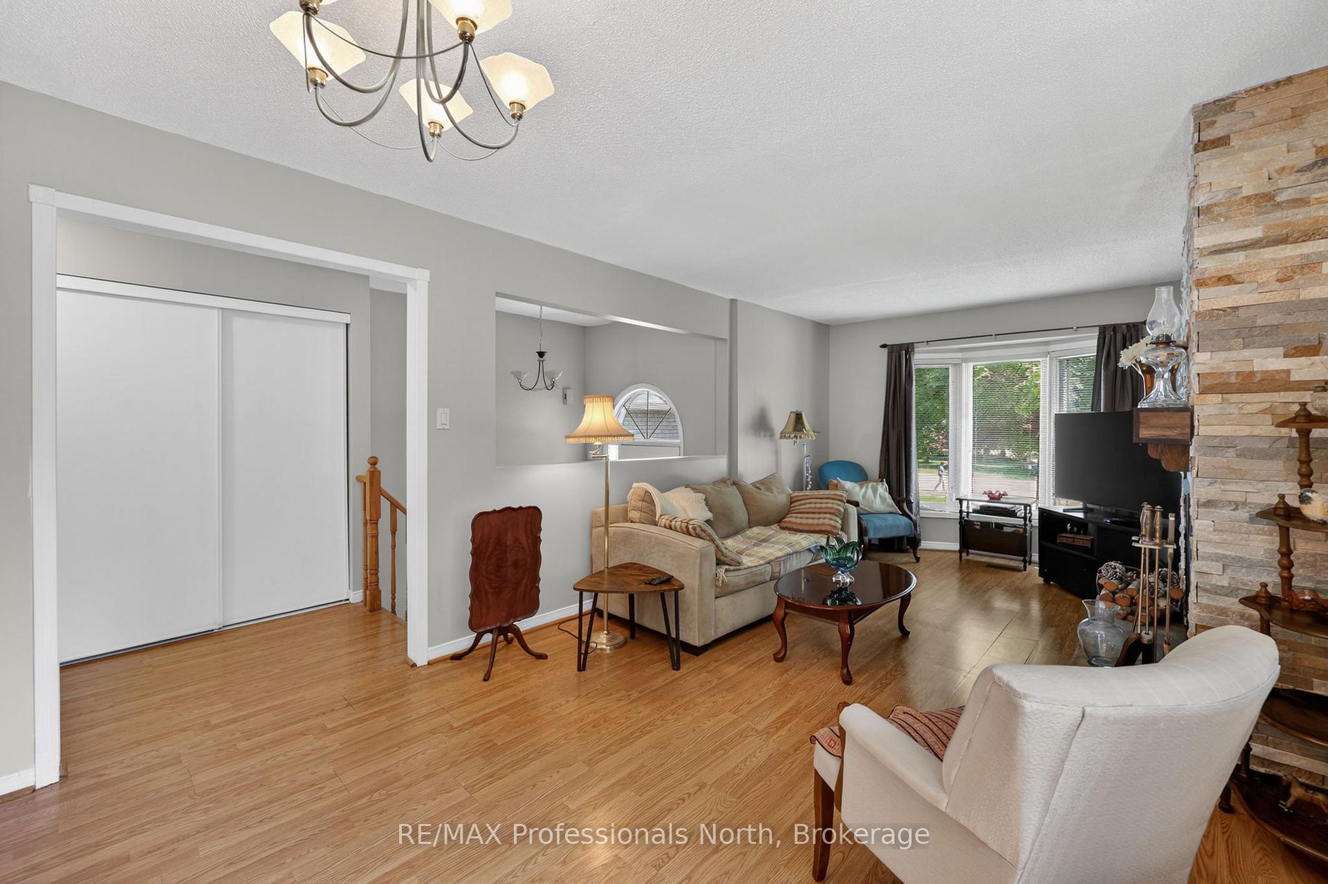 Photo 9 of 48 Fairway Crescent, Wasaga Beach — HOMEH