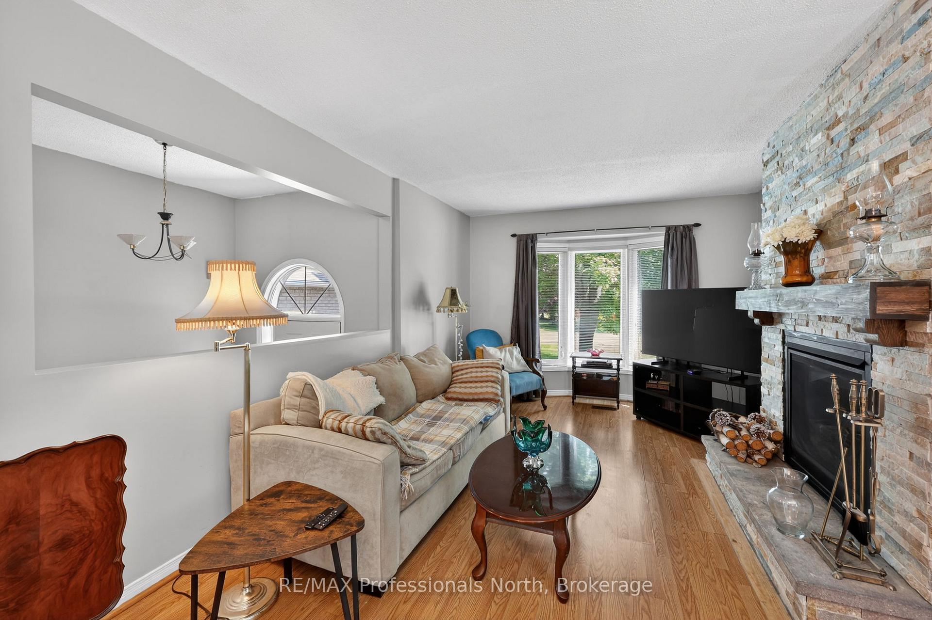 Photo 10 of 48 Fairway Crescent, Wasaga Beach — HOMEH