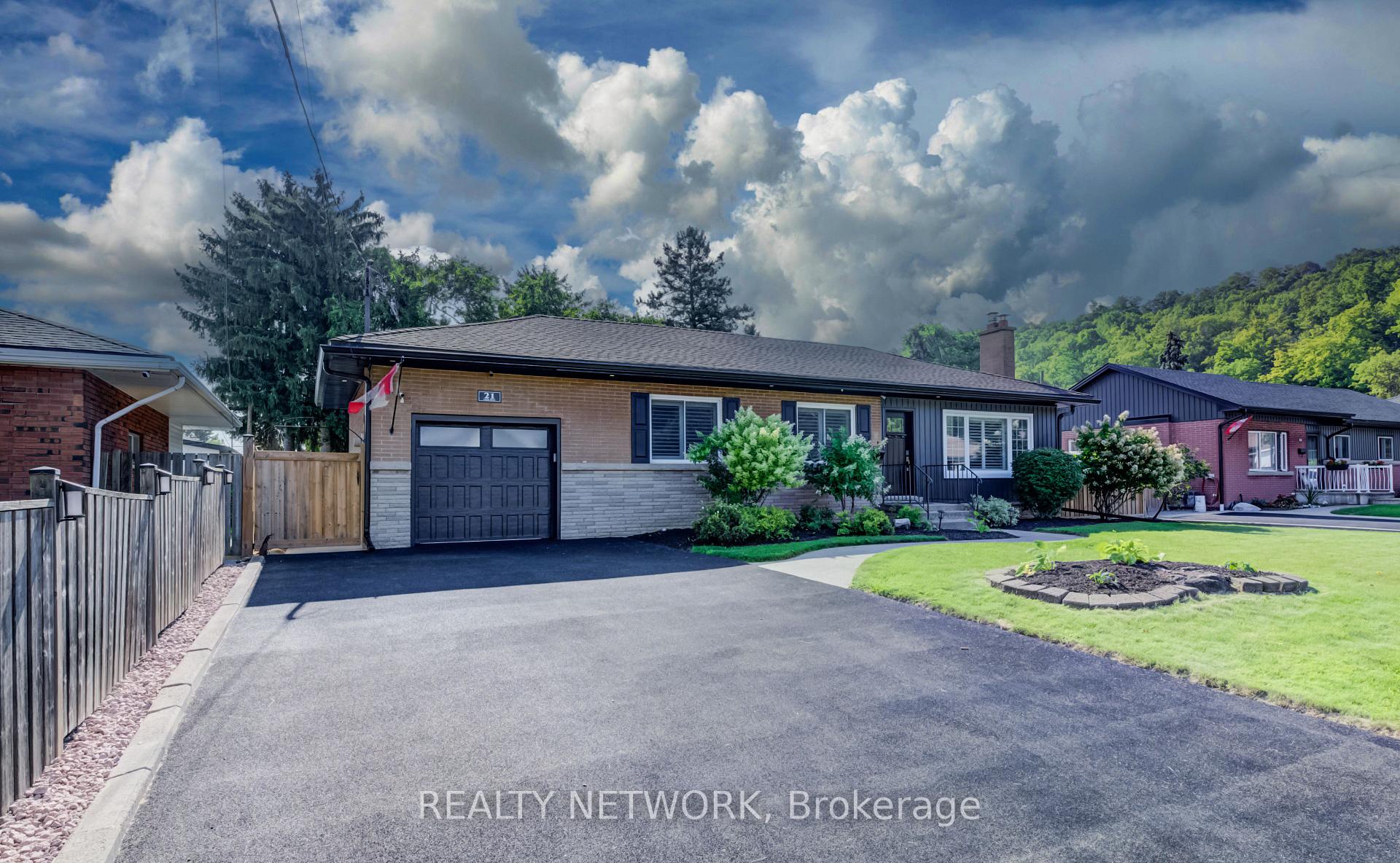Photo 2 of 21 Loma Drive, Hamilton, Stoney Creek — HOMEH