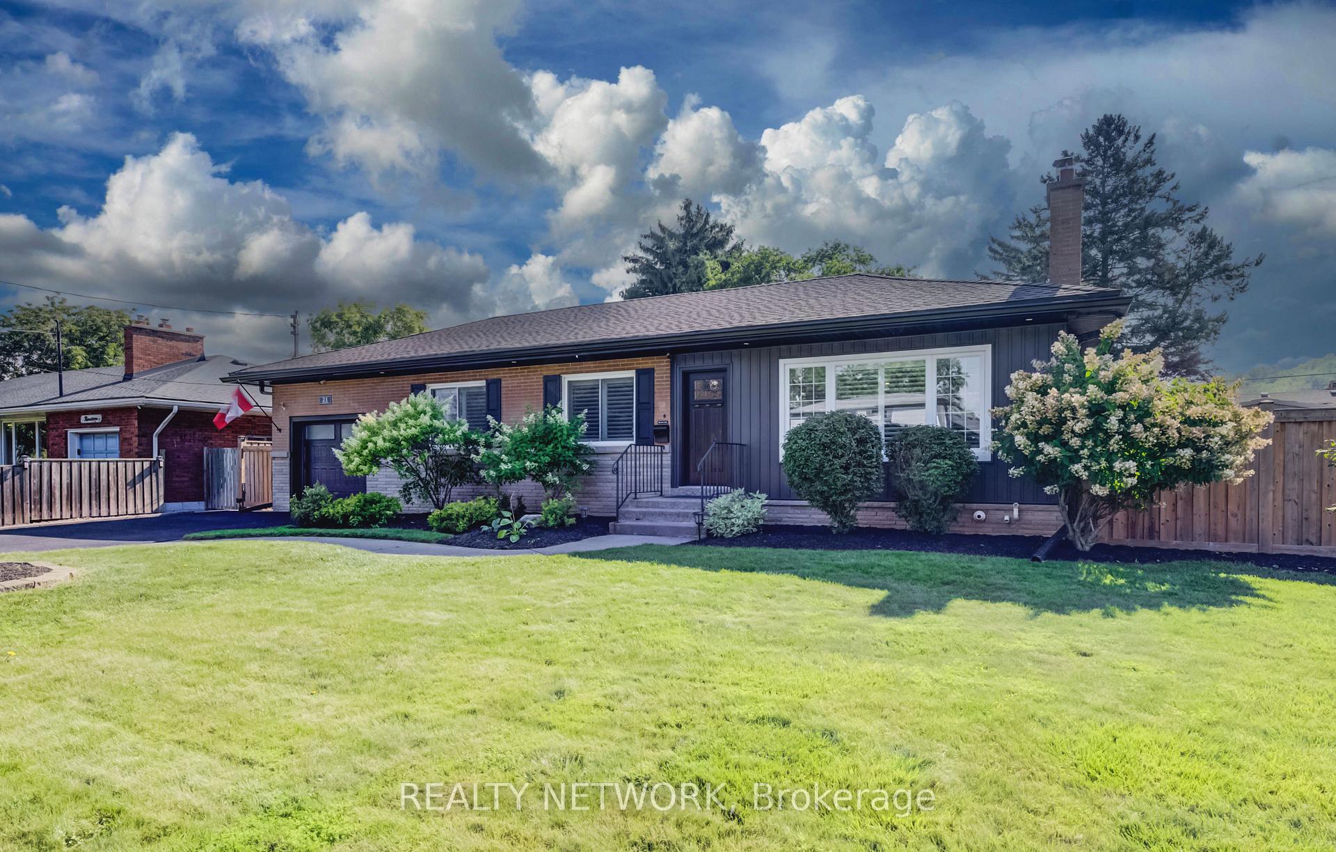 Photo 3 of 21 Loma Drive, Hamilton, Stoney Creek — HOMEH