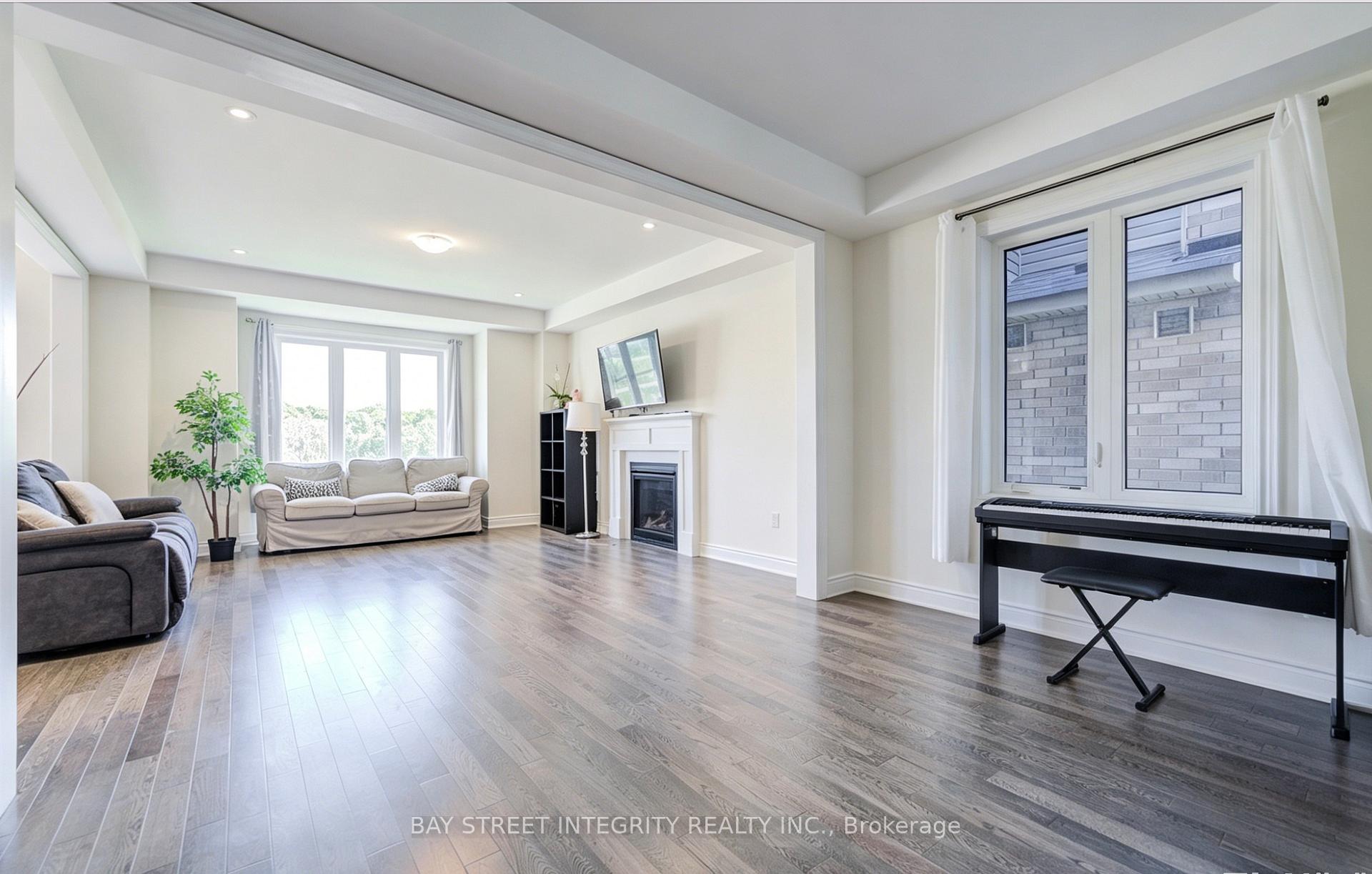 Photo 5 of 41 Kenneth Rogers Crescent, East Gwillimbury, Queensville — HOMEH