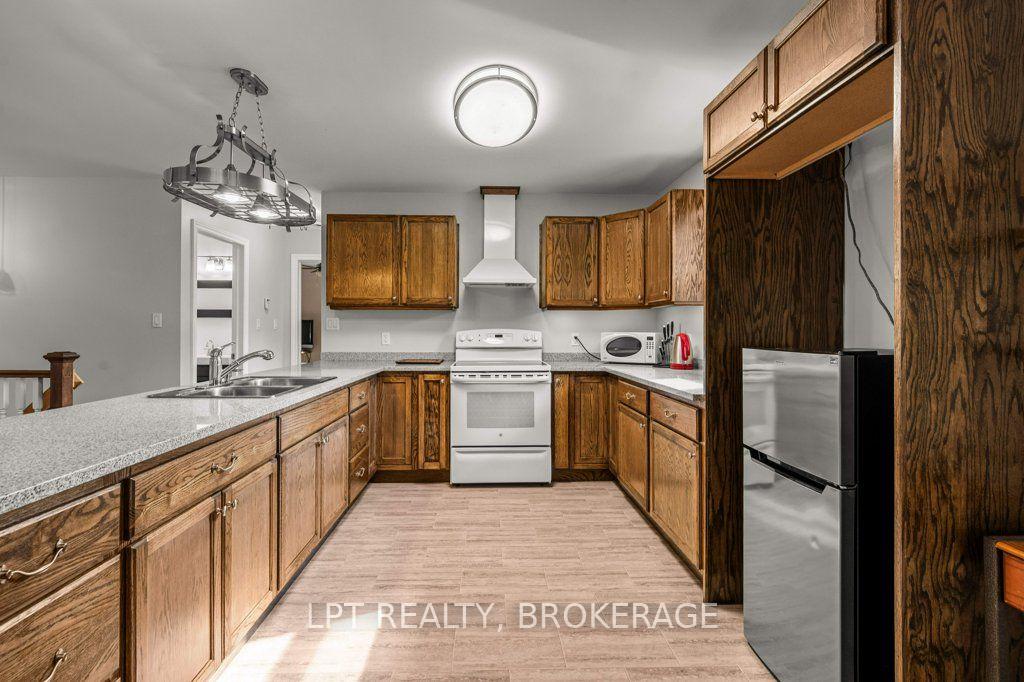 Photo 10 of 131 Leisure Point Road, Rideau Lakes, Rideau Lakes (South Crosby) Twp — HOMEH