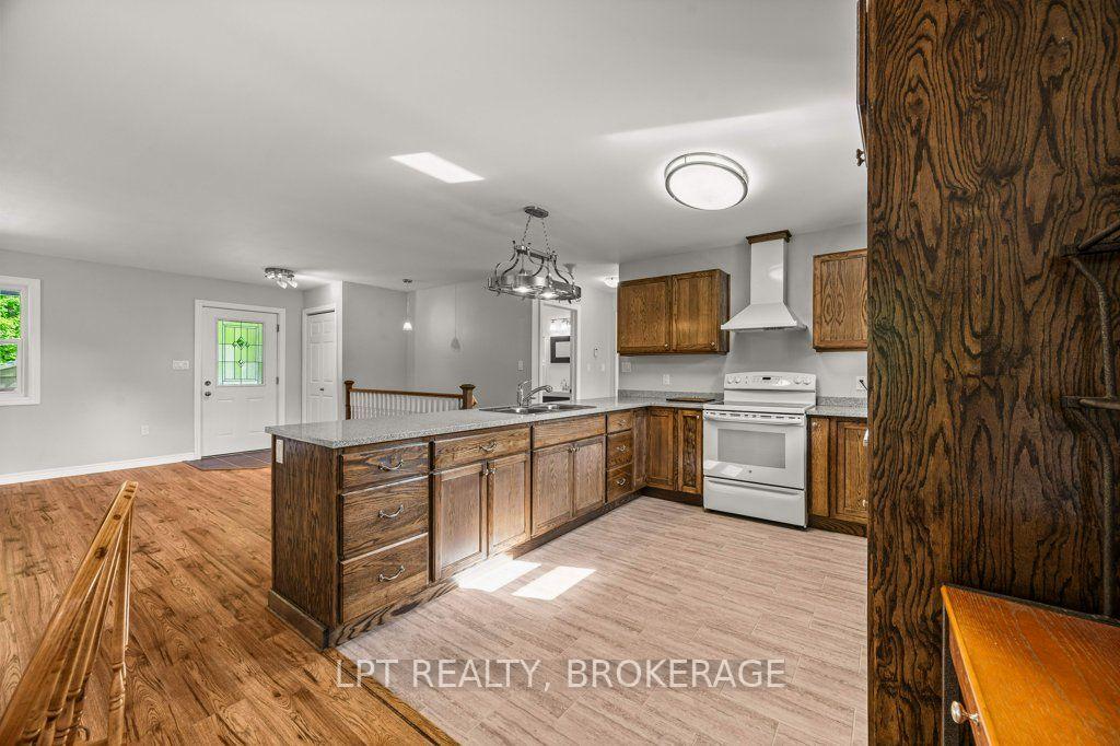 Photo 11 of 131 Leisure Point Road, Rideau Lakes, Rideau Lakes (South Crosby) Twp — HOMEH