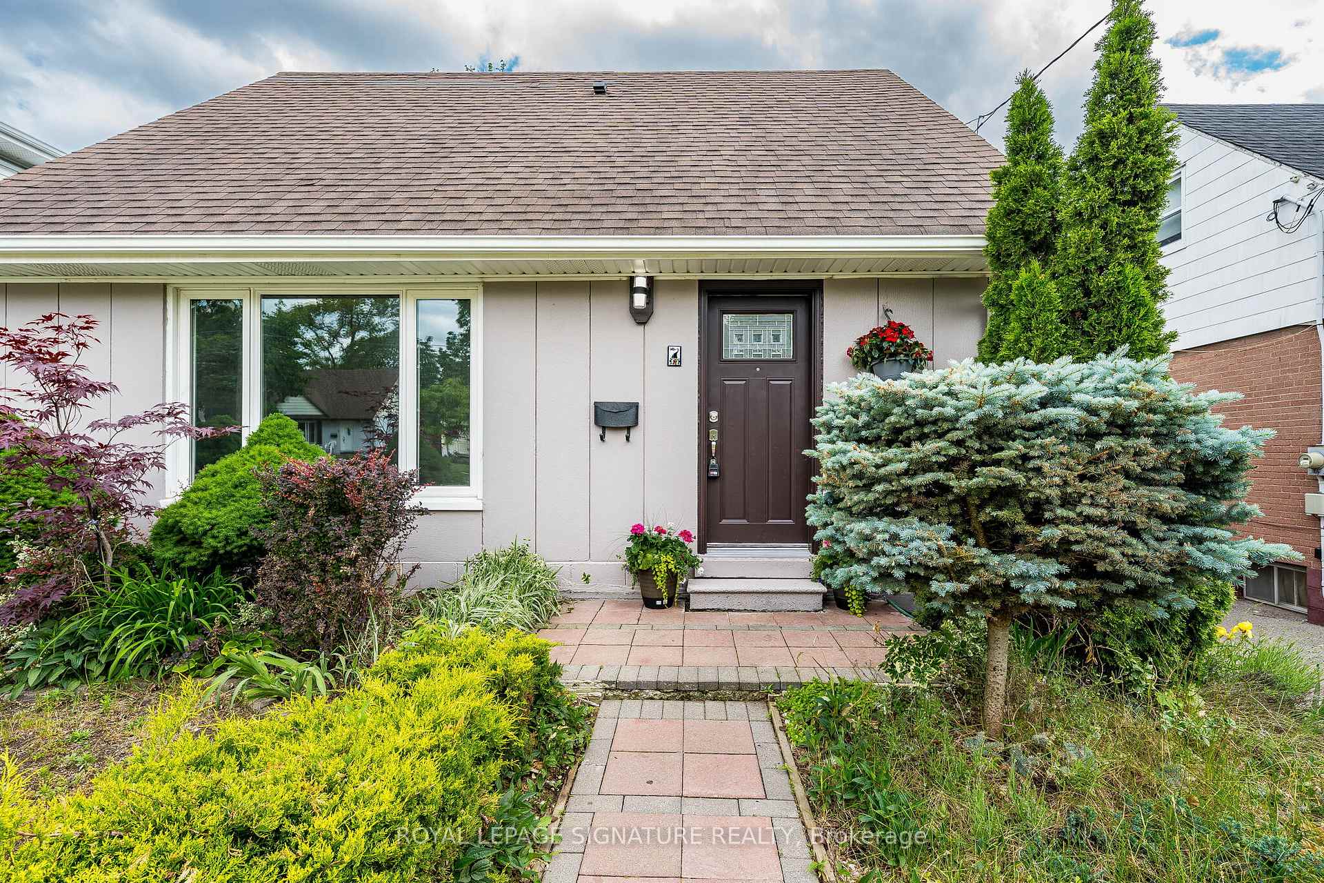 Photo 3 of 7 Putney Road, Etobicoke, Alderwood — HOMEH