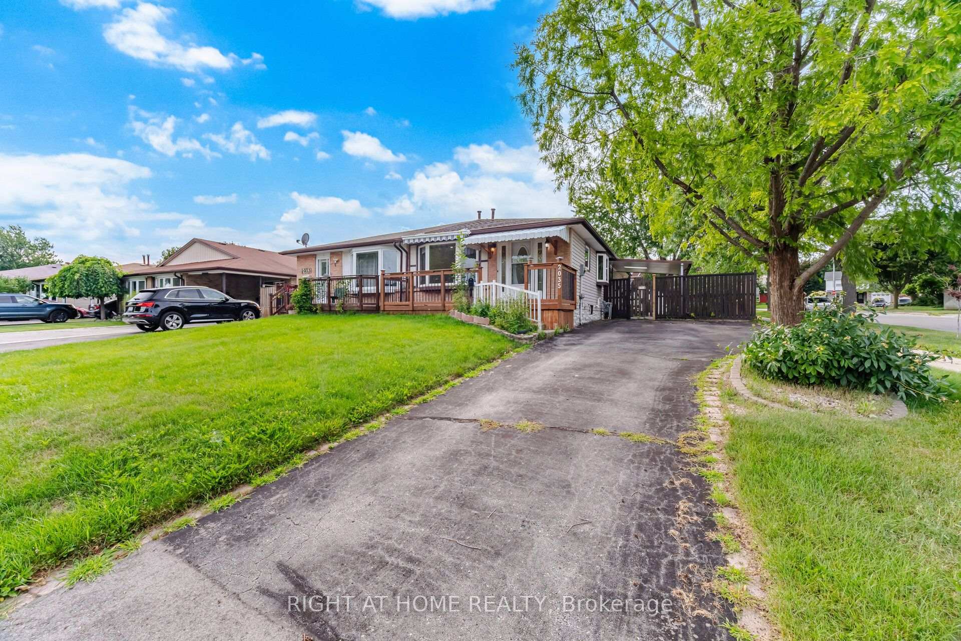 Photo 2 of 2035 Carleton Court, Burlington, Brant Hills — HOMEH