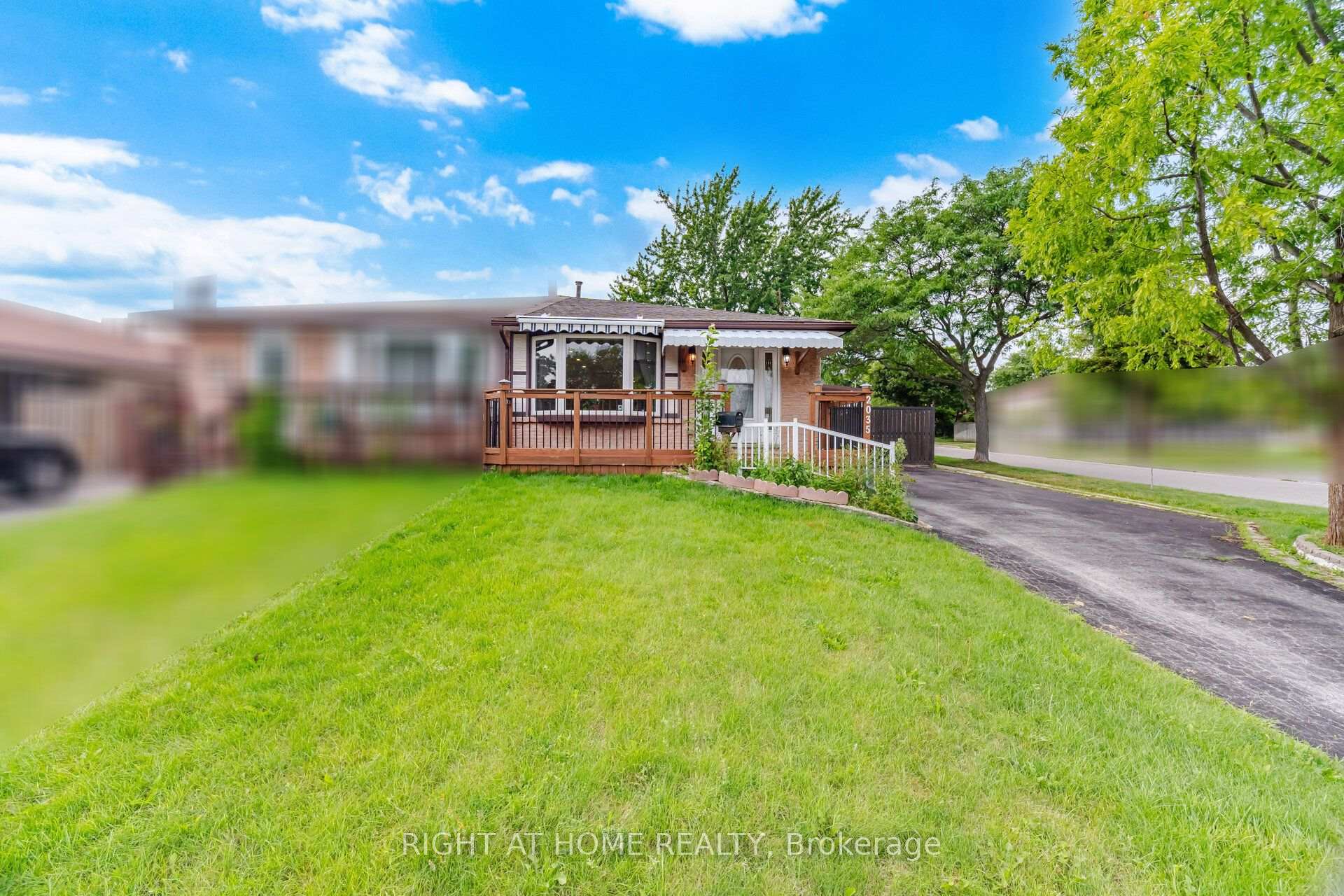 Photo 3 of 2035 Carleton Court, Burlington, Brant Hills — HOMEH