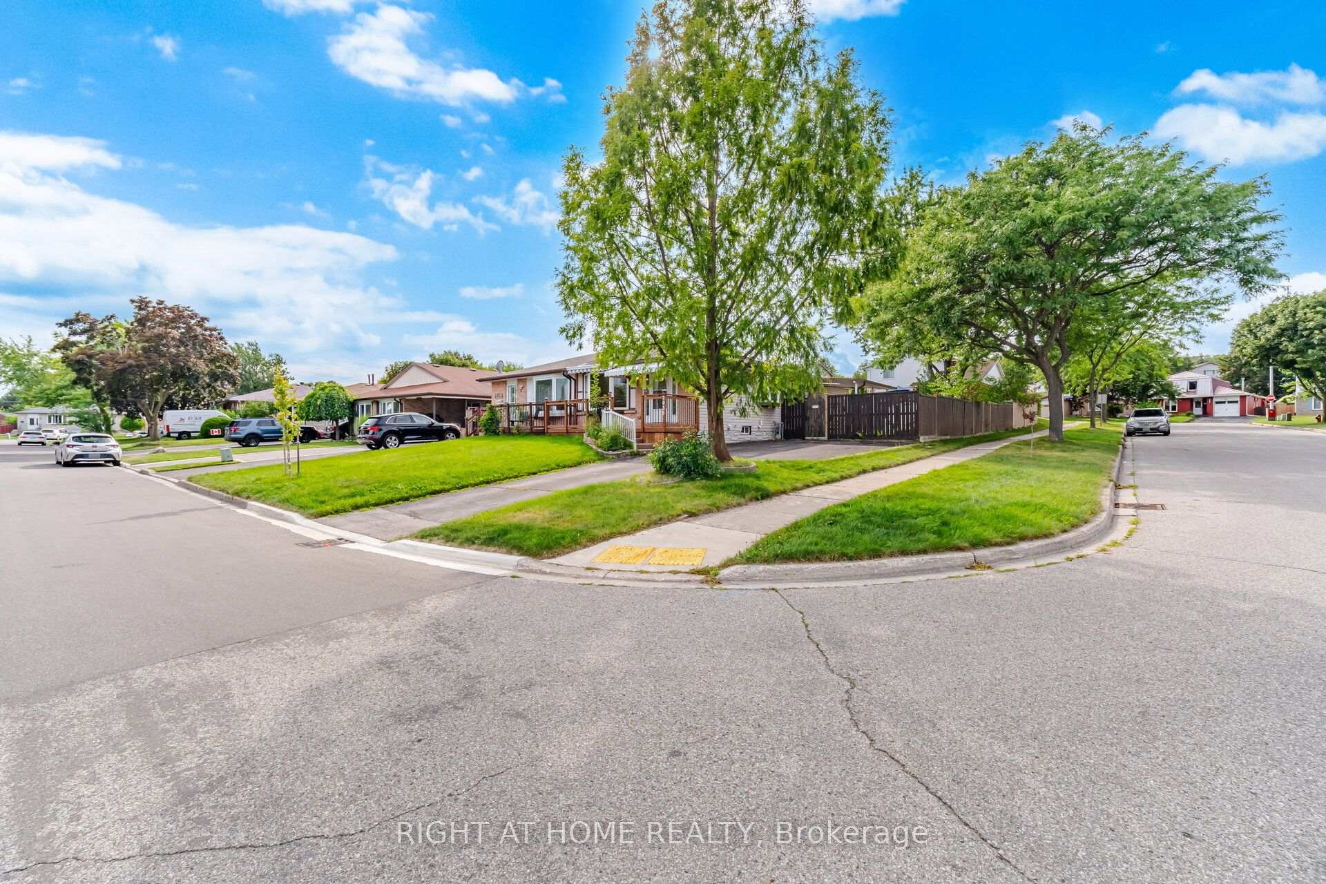 Photo 5 of 2035 Carleton Court, Burlington, Brant Hills — HOMEH