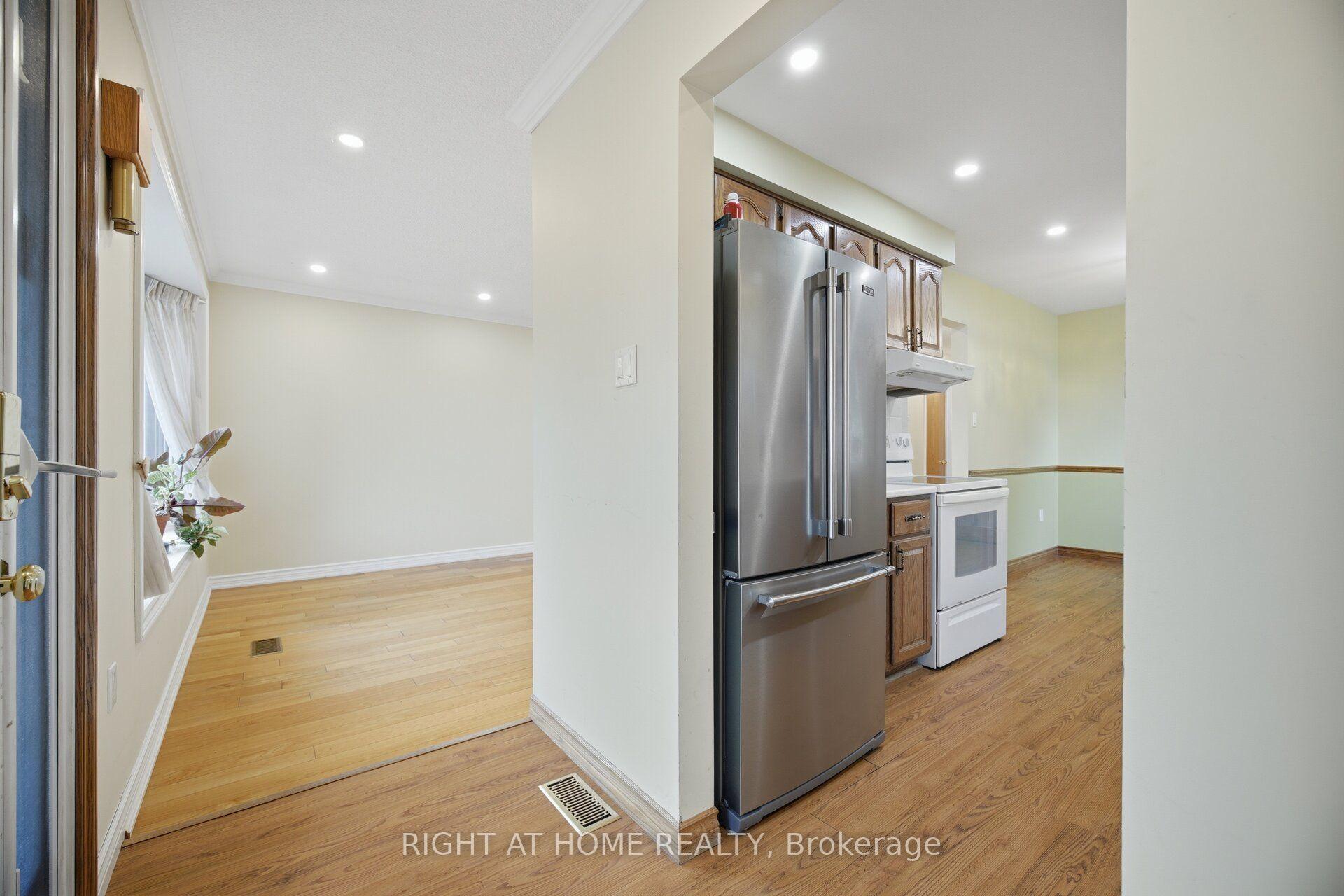 Photo 9 of 2035 Carleton Court, Burlington, Brant Hills — HOMEH