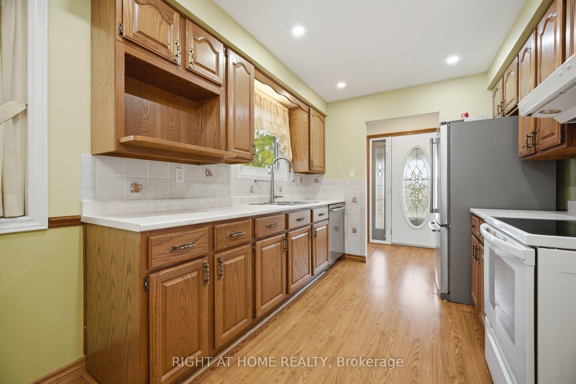Photo 10 of 2035 Carleton Court, Burlington, Brant Hills — HOMEH