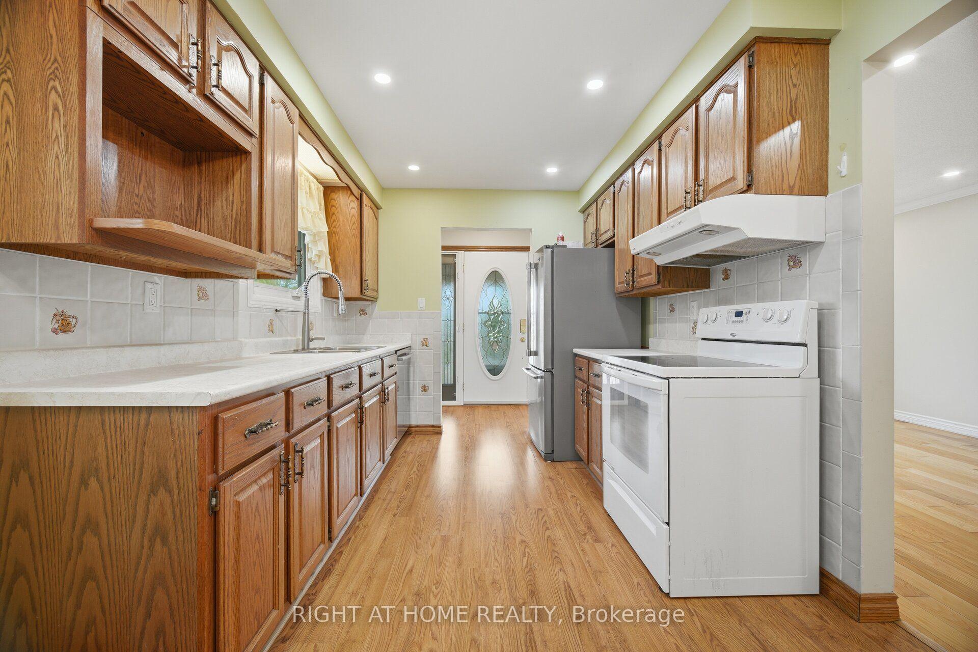 Photo 11 of 2035 Carleton Court, Burlington, Brant Hills — HOMEH