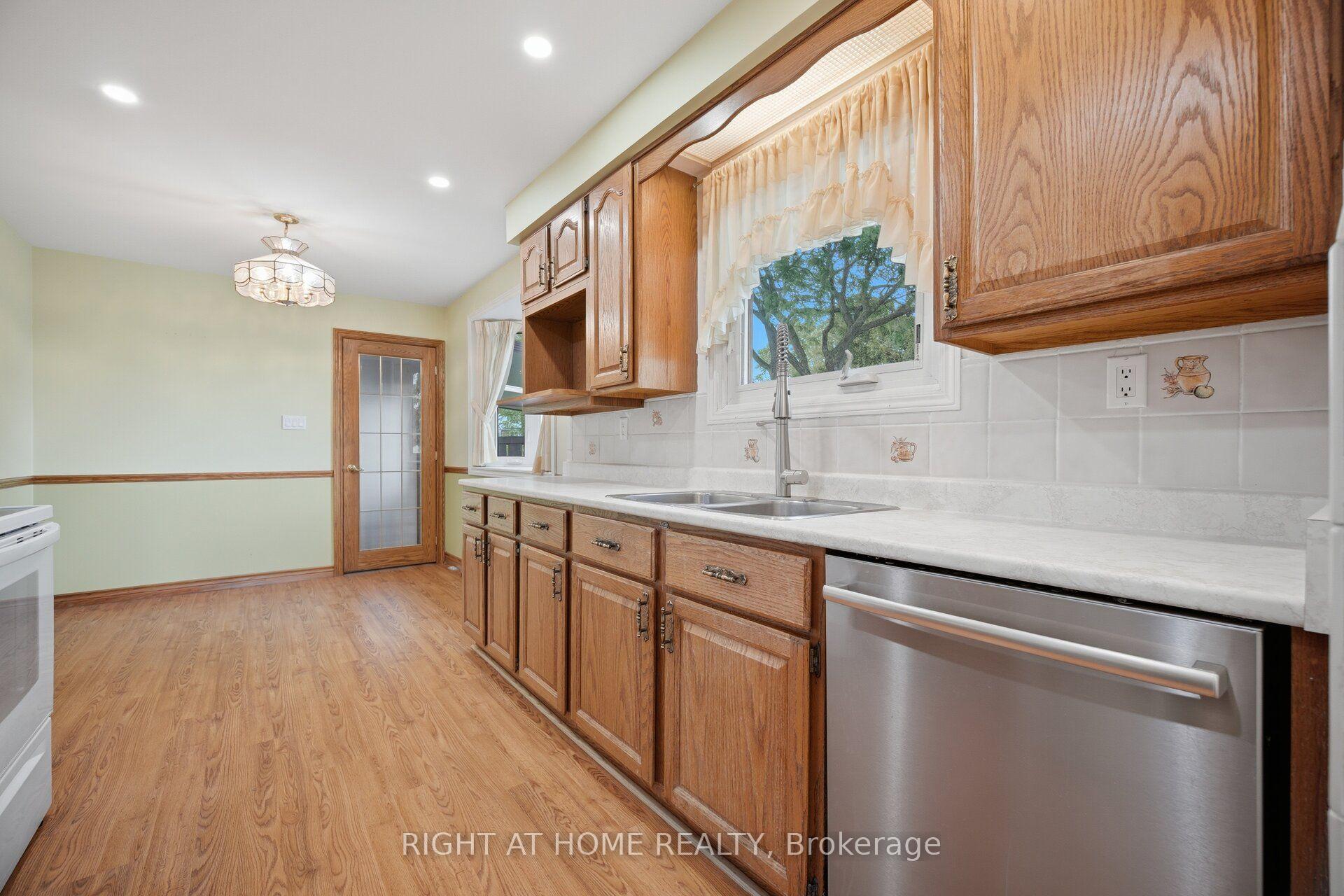 Photo 12 of 2035 Carleton Court, Burlington, Brant Hills — HOMEH