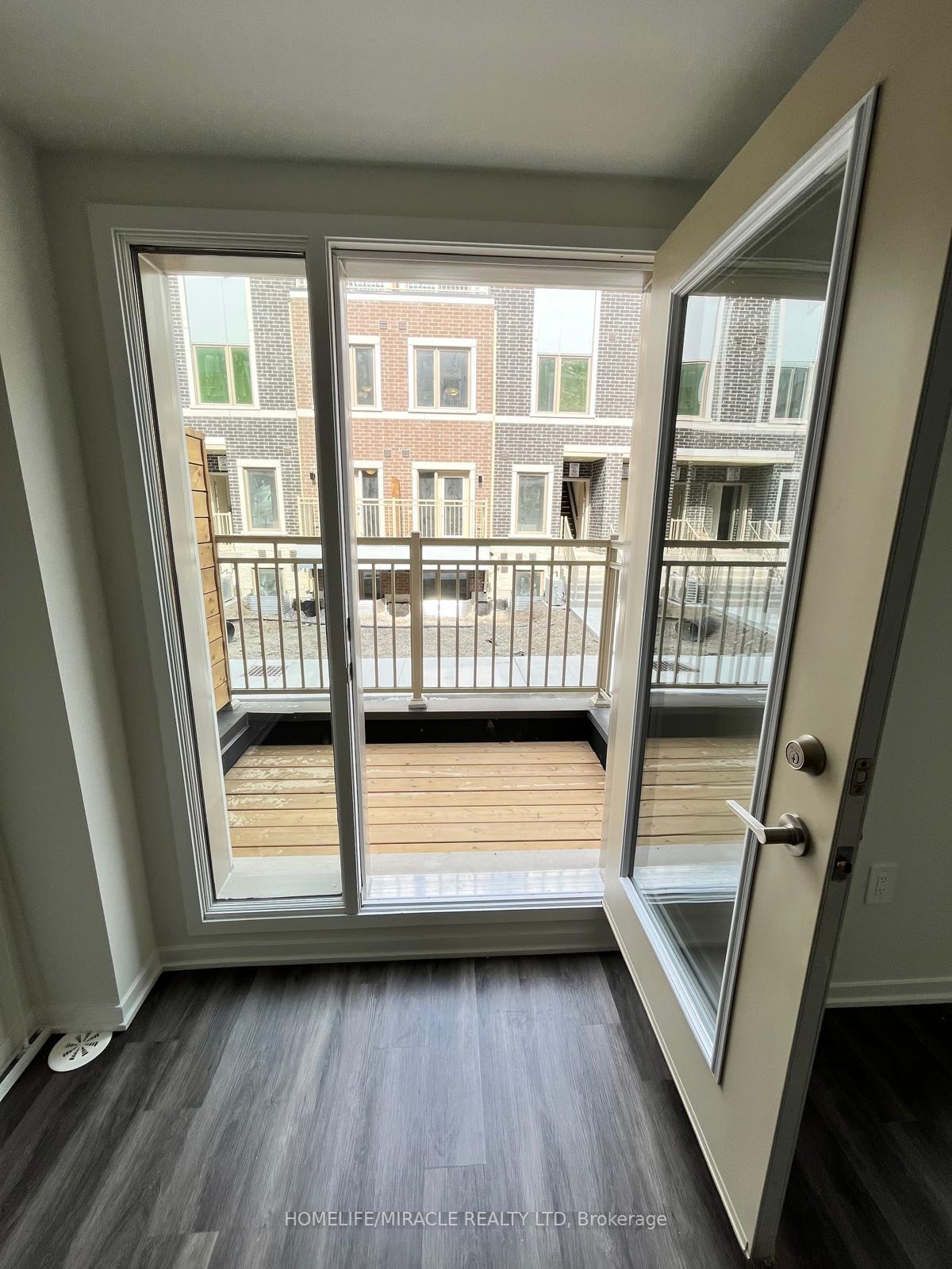 Photo 5 of Unit 68, 31 Honeycrisp Crescent, Vaughan, Vaughan Corporate Centre — HOMEH
