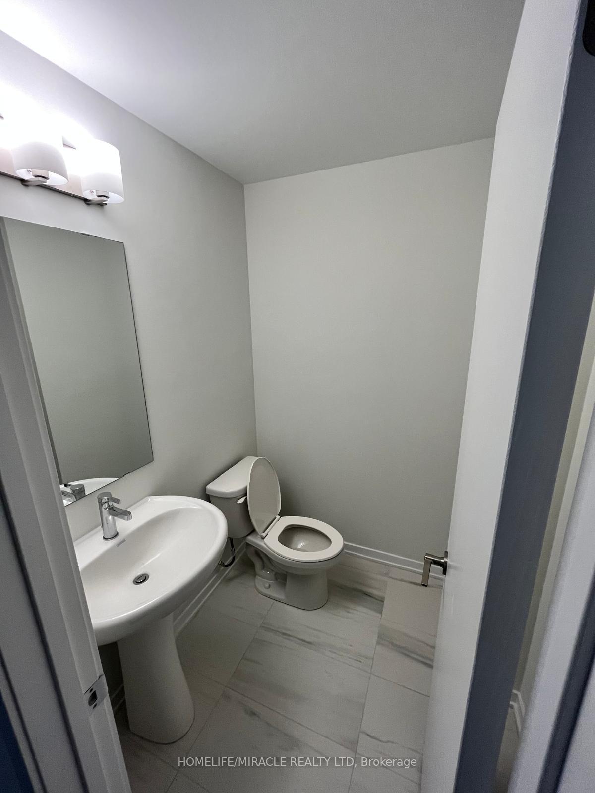Photo 7 of Unit 68, 31 Honeycrisp Crescent, Vaughan, Vaughan Corporate Centre — HOMEH
