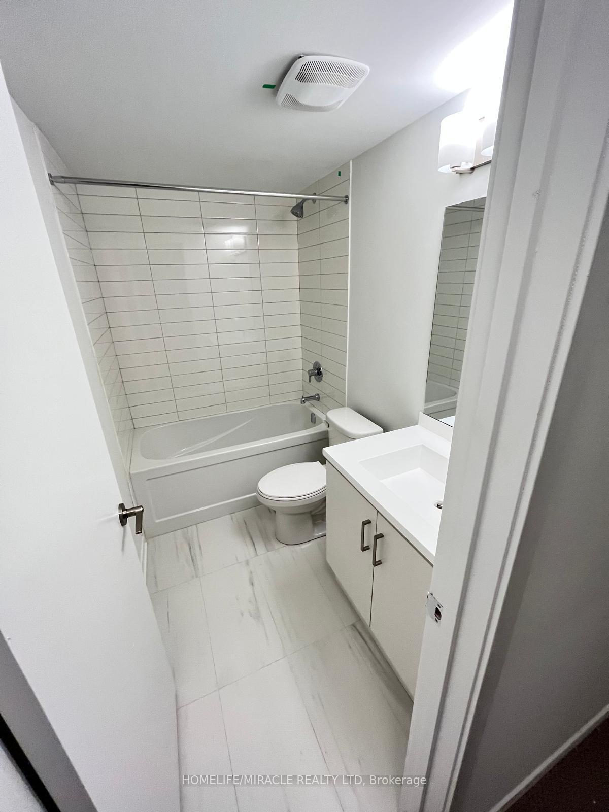 Photo 9 of Unit 68, 31 Honeycrisp Crescent, Vaughan, Vaughan Corporate Centre — HOMEH