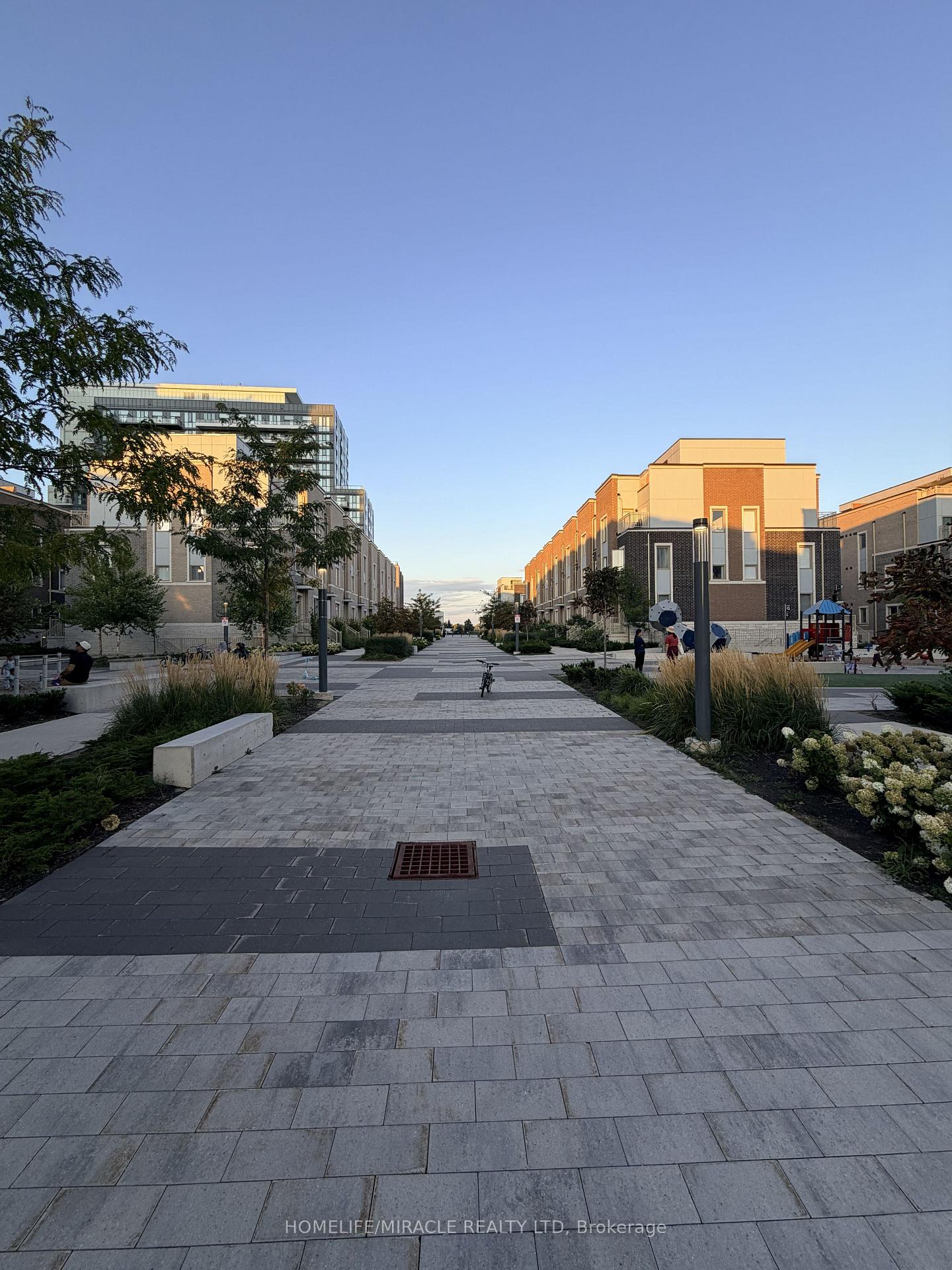 Photo 16 of Unit 68, 31 Honeycrisp Crescent, Vaughan, Vaughan Corporate Centre — HOMEH
