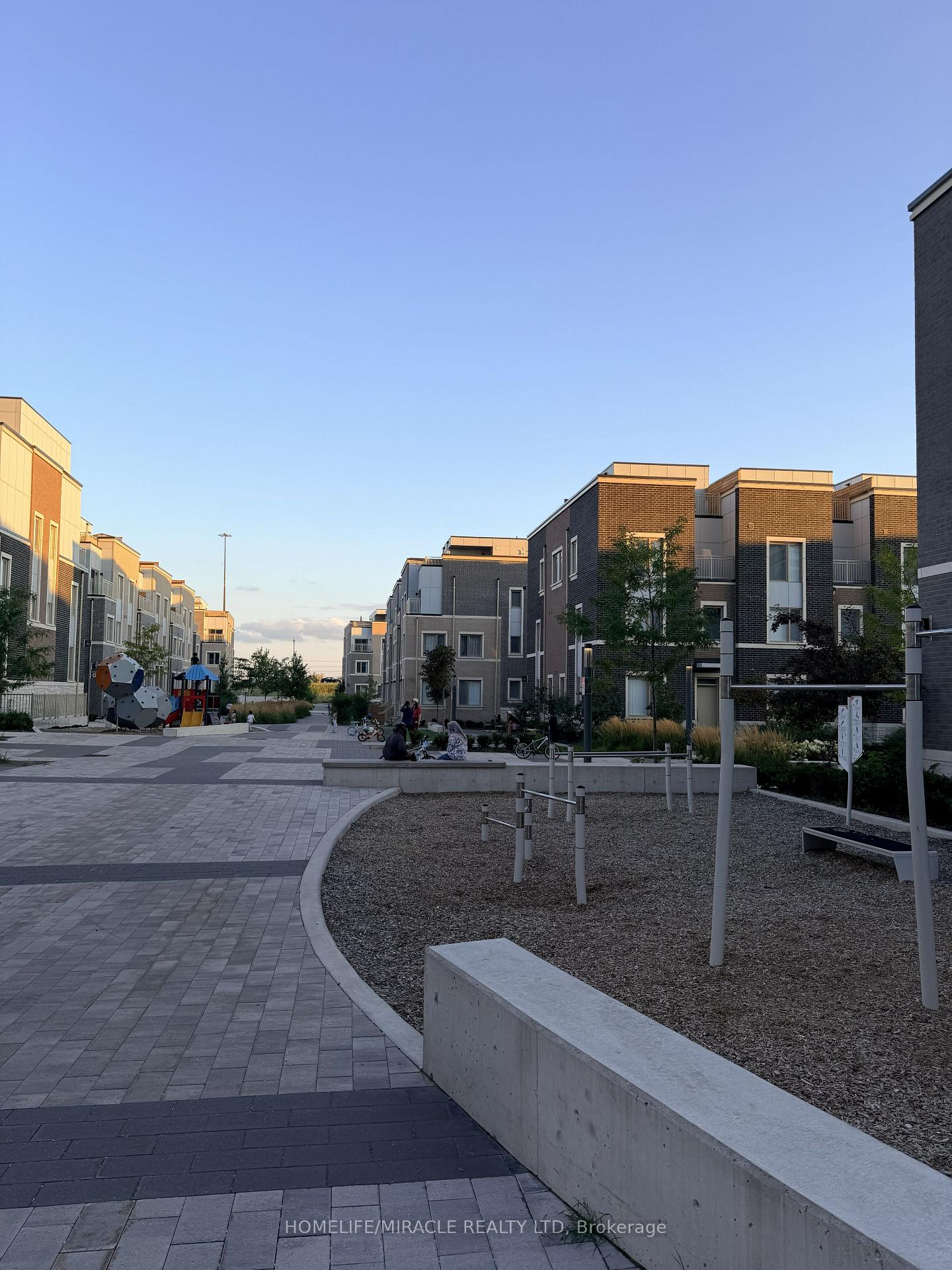 Photo 17 of Unit 68, 31 Honeycrisp Crescent, Vaughan, Vaughan Corporate Centre — HOMEH