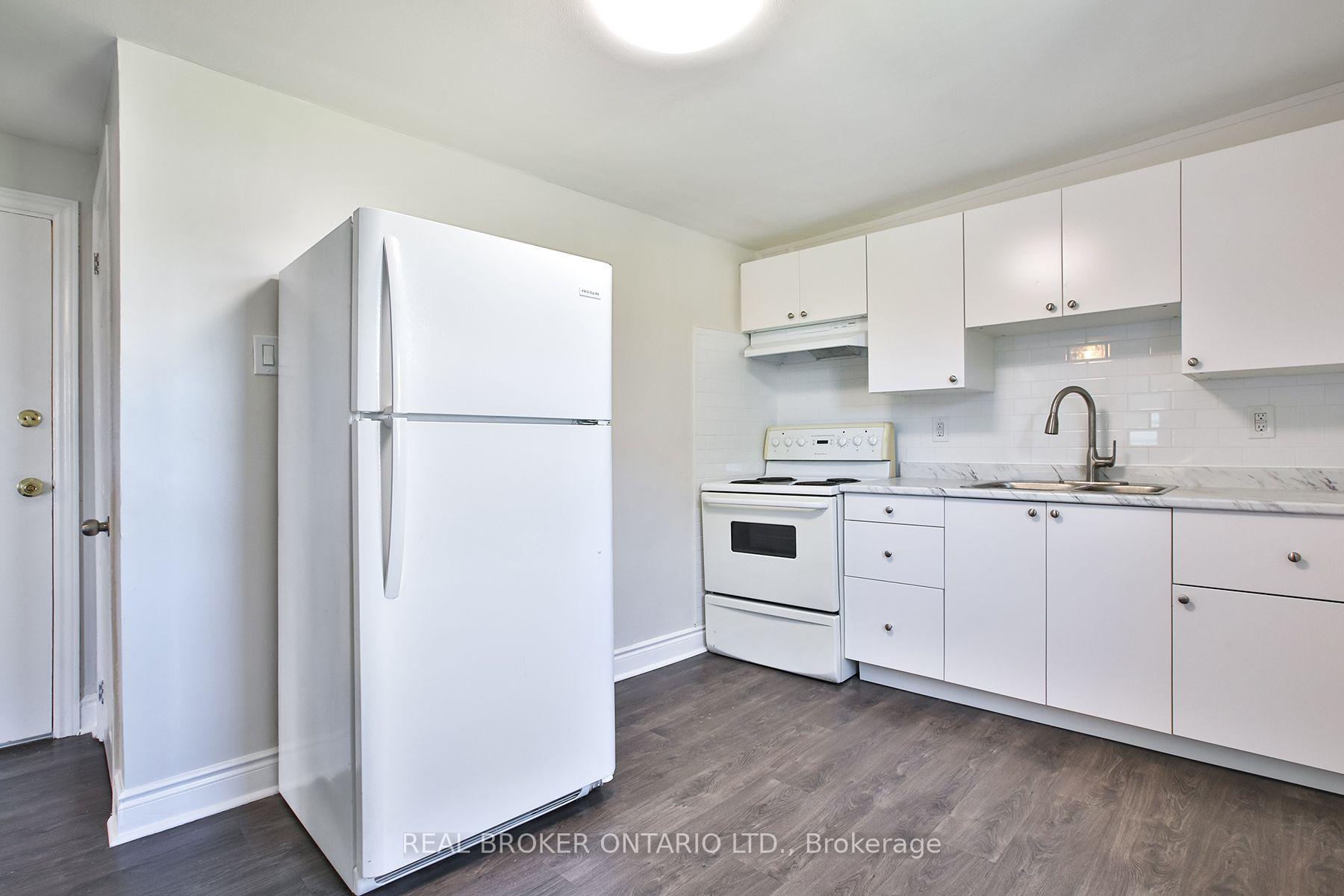 Photo 4 of 252 Sixth Street, Etobicoke, New Toronto — HOMEH