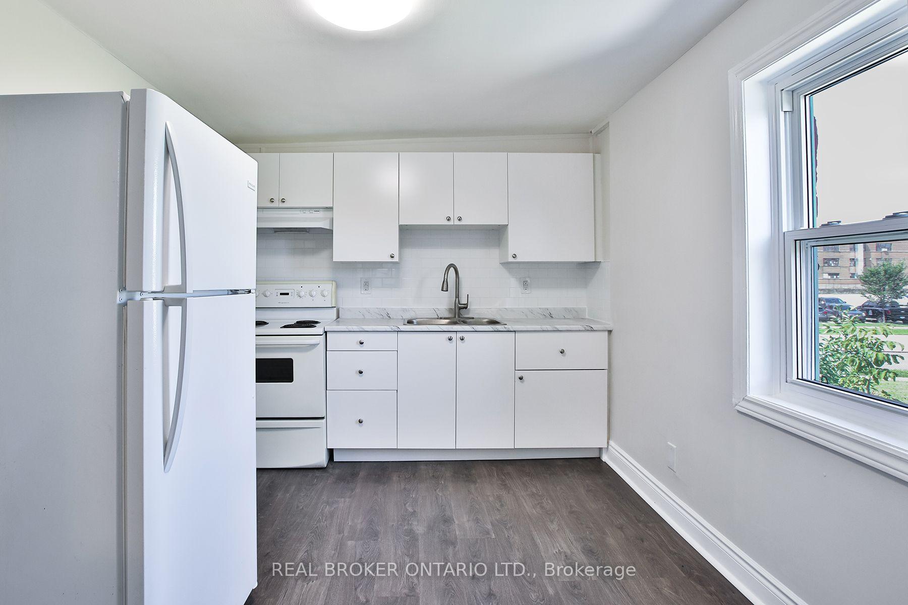 Photo 5 of 252 Sixth Street, Etobicoke, New Toronto — HOMEH