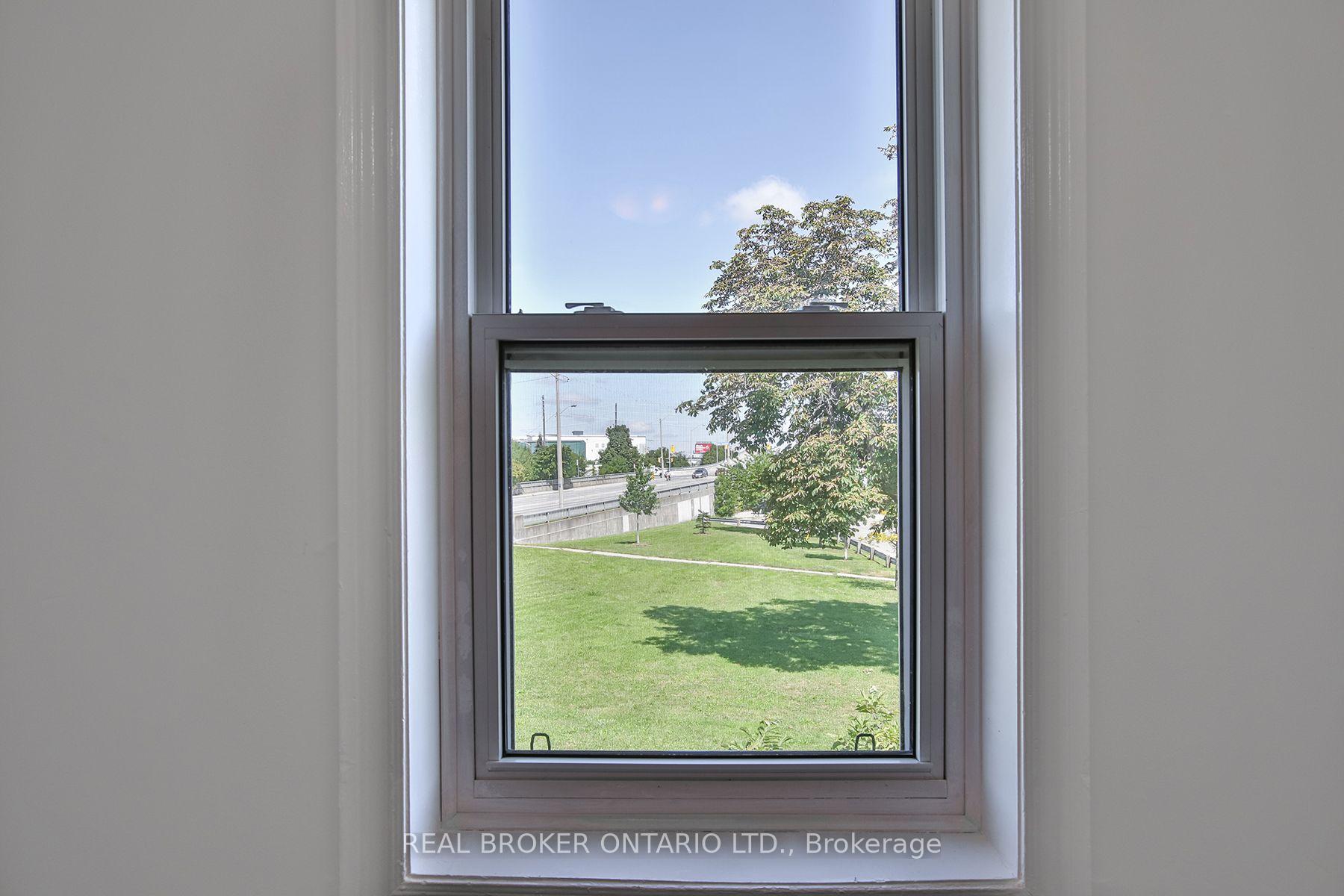 Photo 11 of 252 Sixth Street, Etobicoke, New Toronto — HOMEH