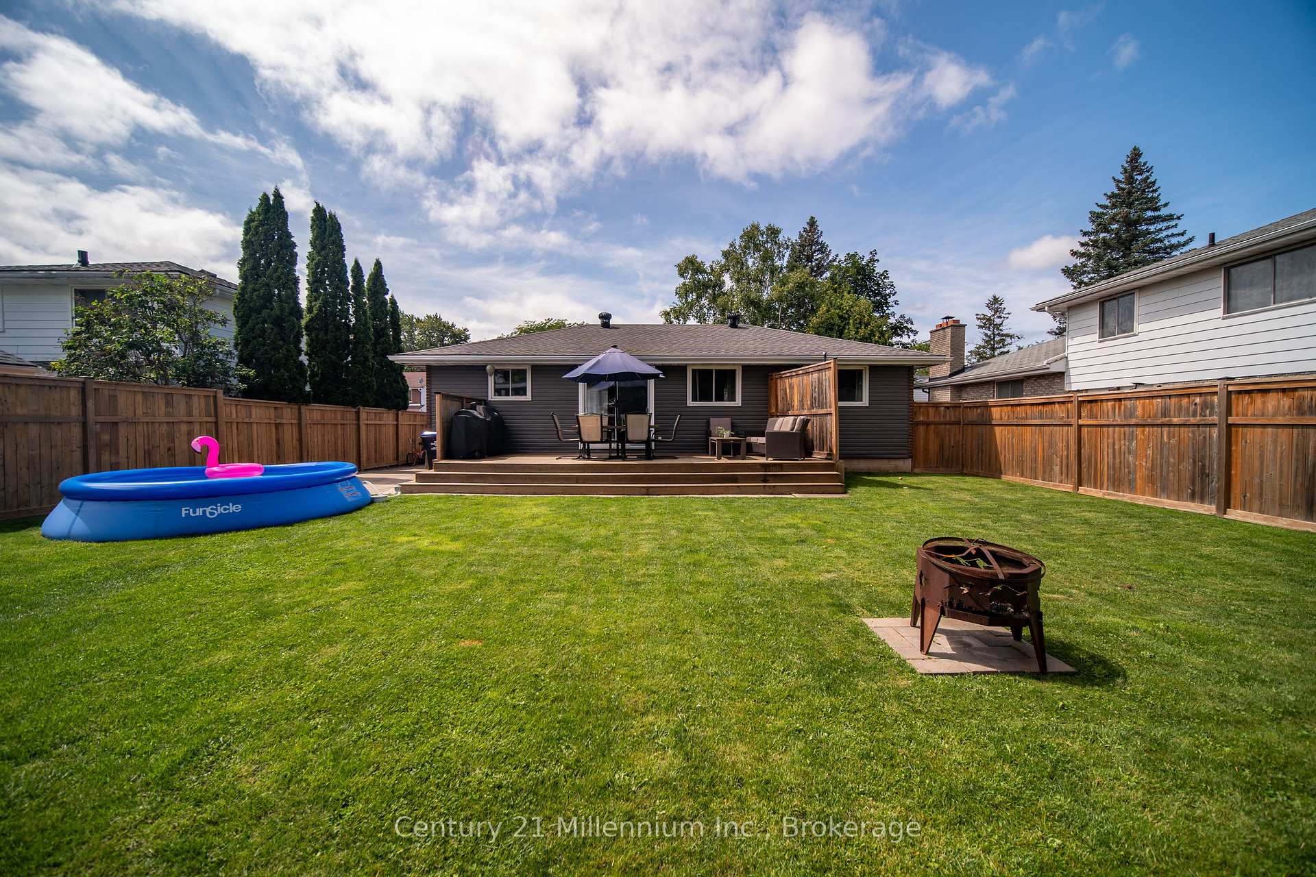 Photo 3 of 553 Spruce Street, Collingwood — HOMEH