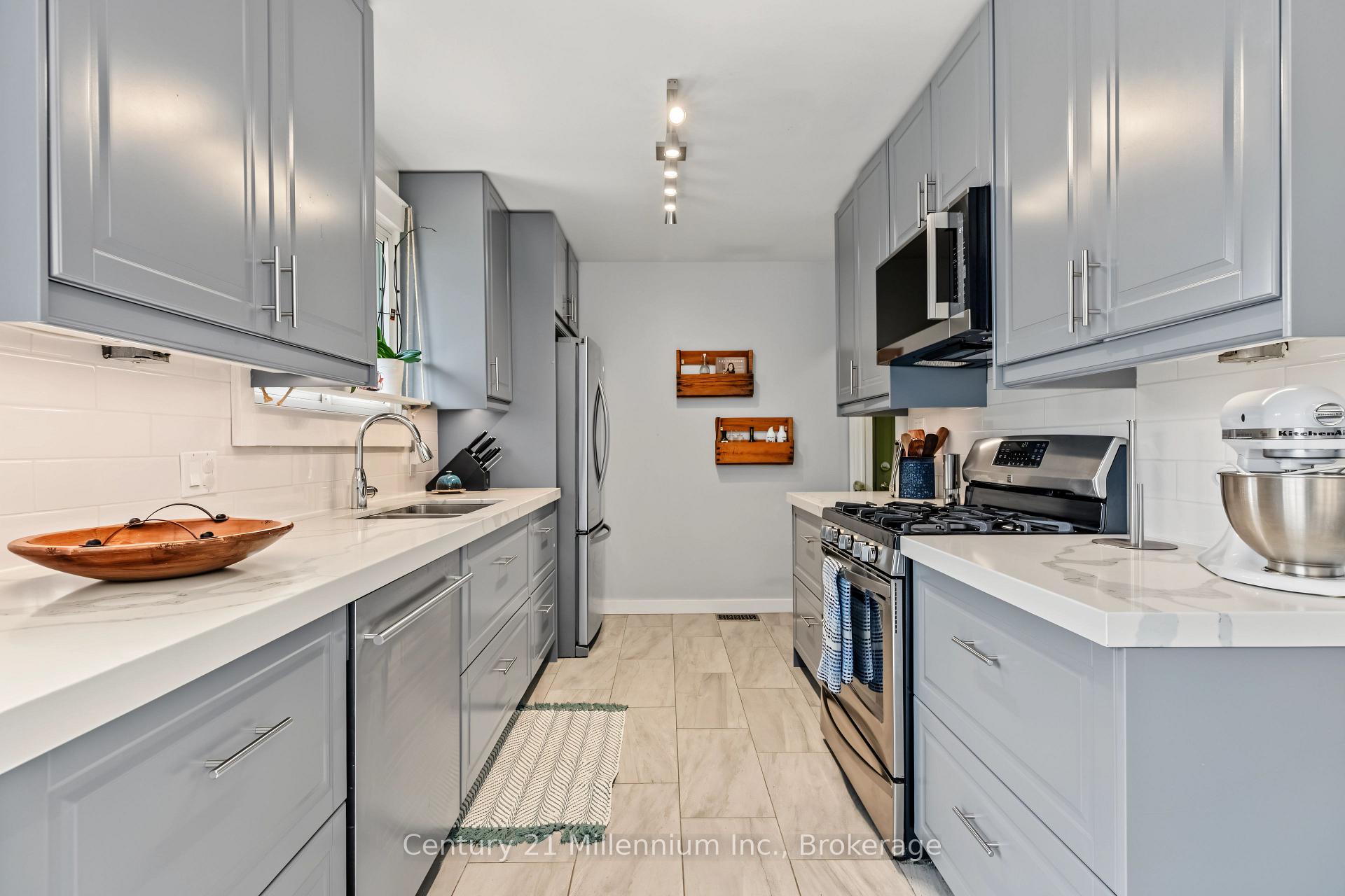 Photo 17 of 553 Spruce Street, Collingwood — HOMEH