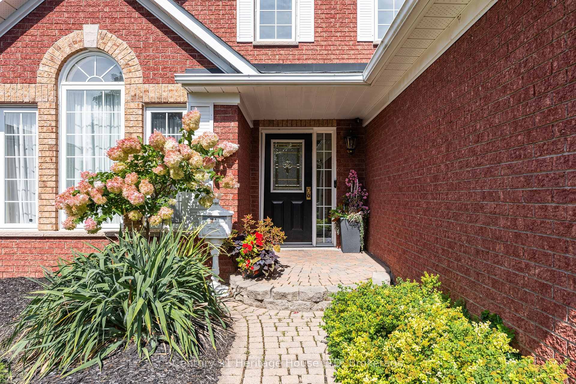 Photo 4 of 52 Farris Avenue, St. Catharines, Rykert/Vansickle — HOMEH
