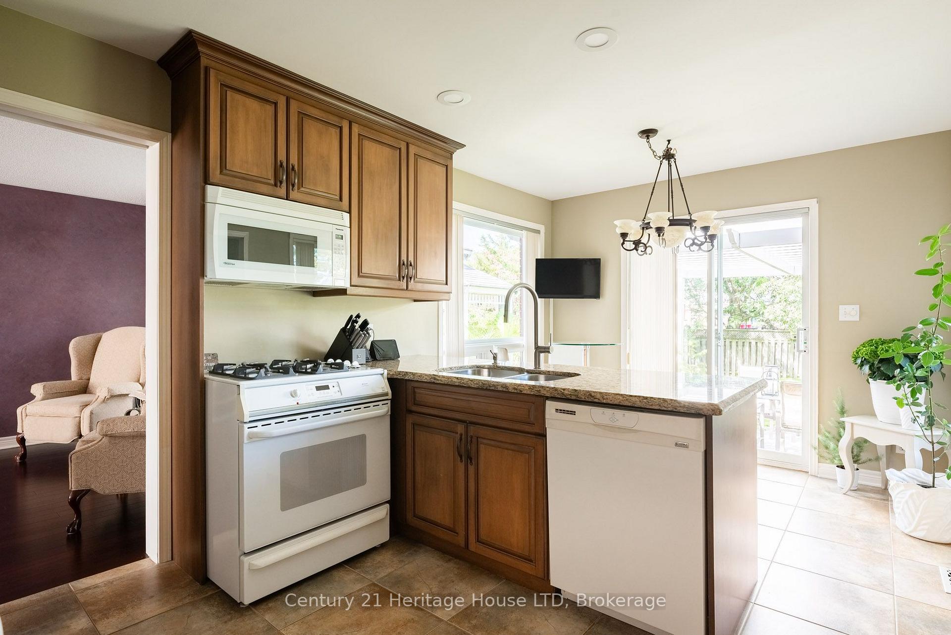 Photo 9 of 52 Farris Avenue, St. Catharines, Rykert/Vansickle — HOMEH