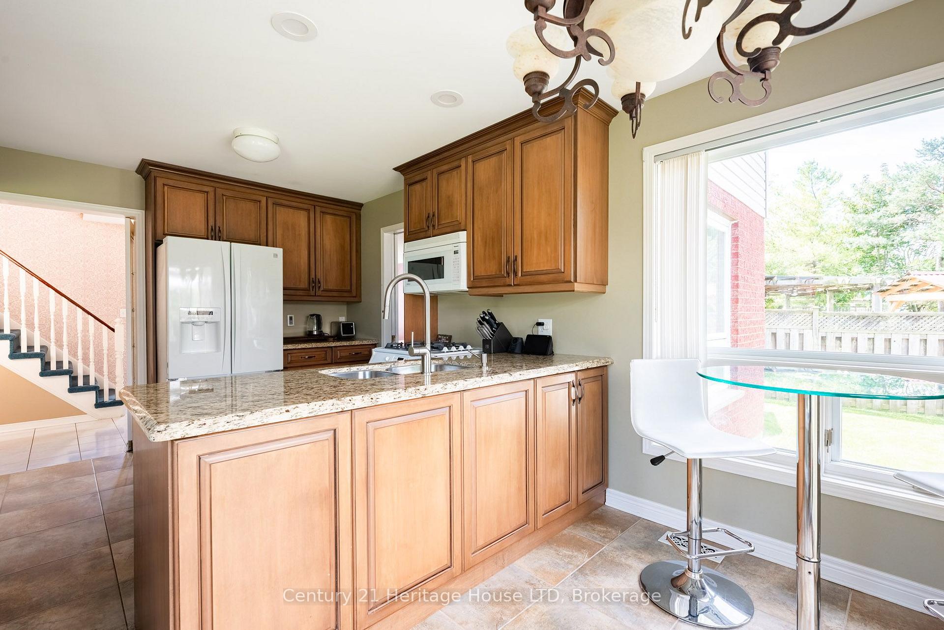 Photo 10 of 52 Farris Avenue, St. Catharines, Rykert/Vansickle — HOMEH