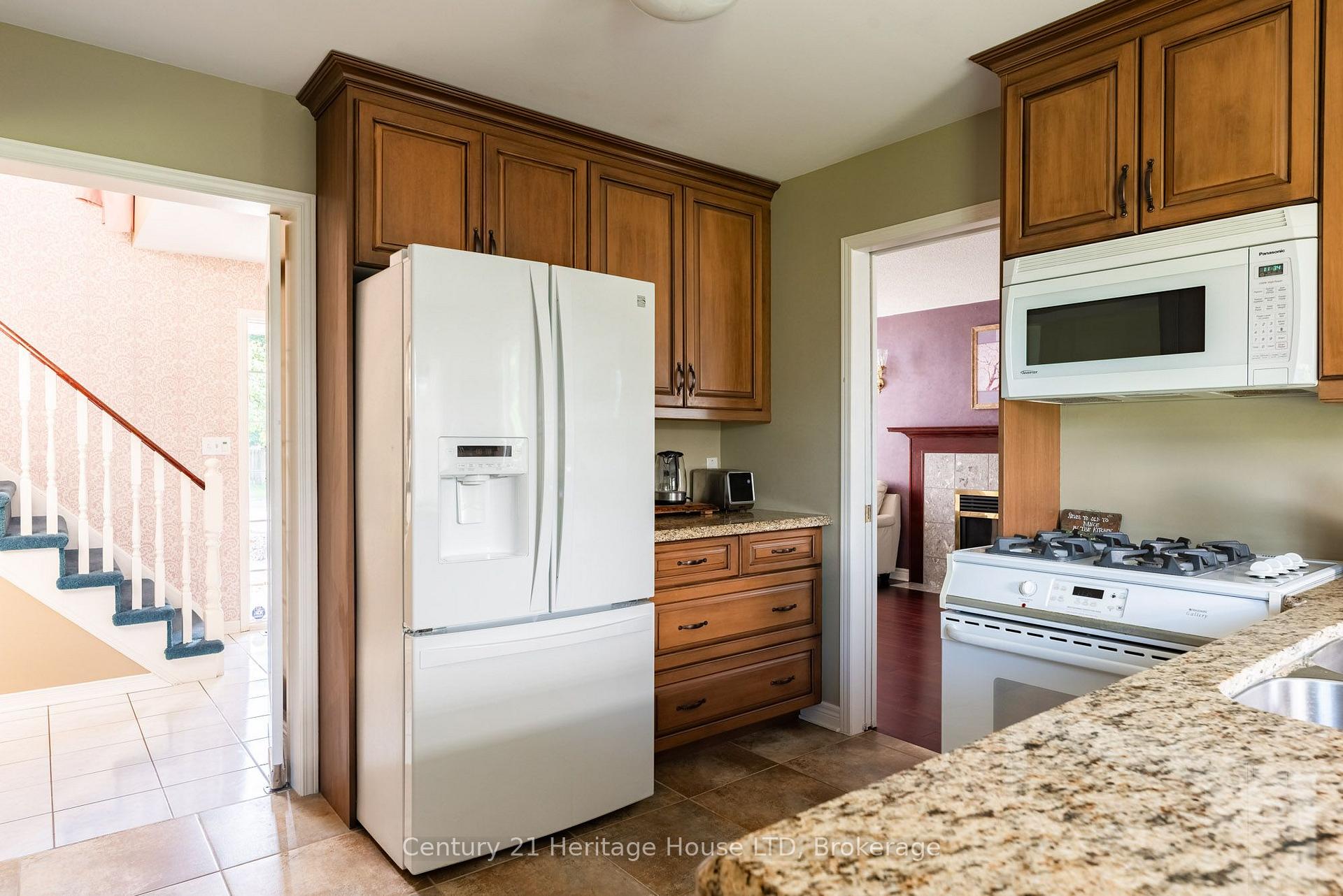 Photo 11 of 52 Farris Avenue, St. Catharines, Rykert/Vansickle — HOMEH