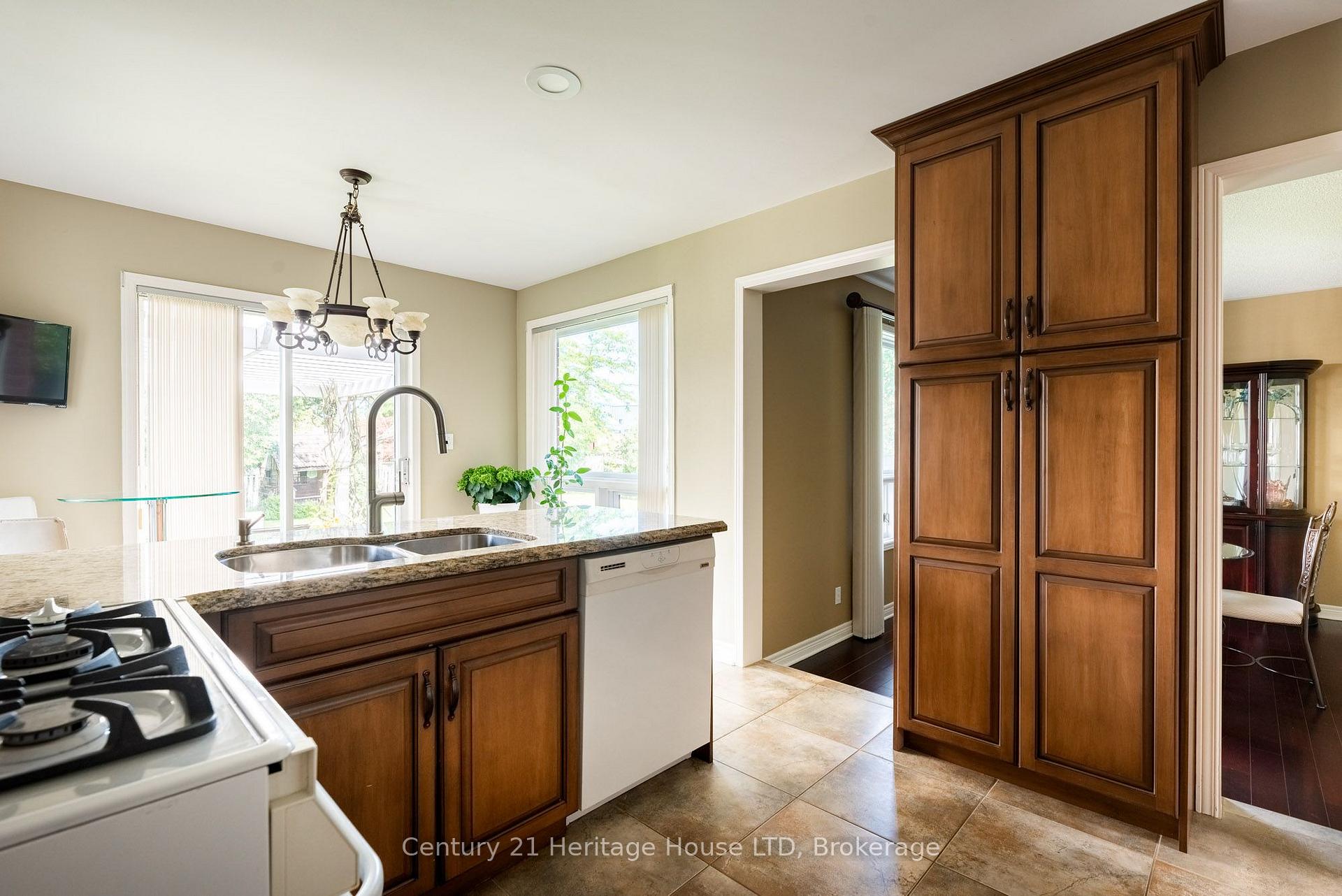 Photo 12 of 52 Farris Avenue, St. Catharines, Rykert/Vansickle — HOMEH