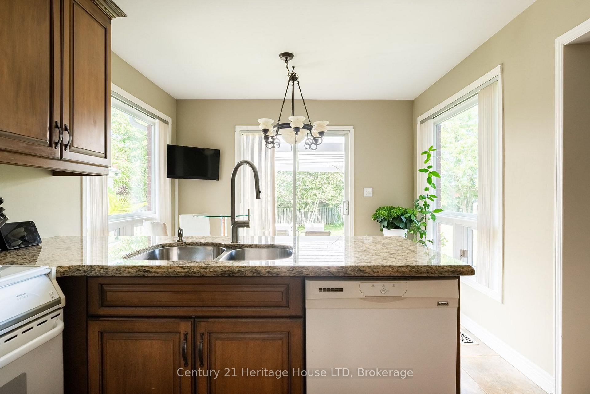 Photo 13 of 52 Farris Avenue, St. Catharines, Rykert/Vansickle — HOMEH