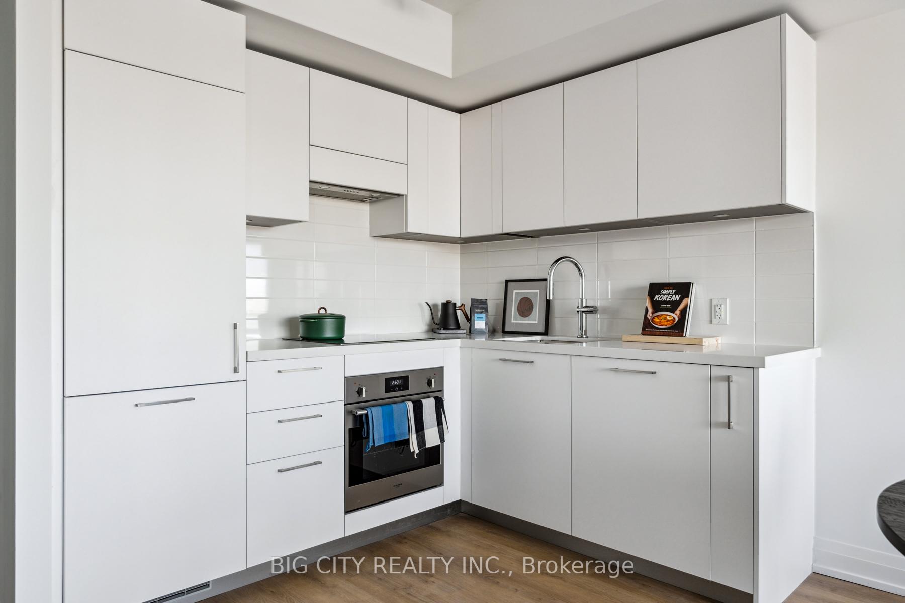 Photo 4 of Unit 815, 36 Brentcliffe Road, Toronto, Thorncliffe Park — HOMEH