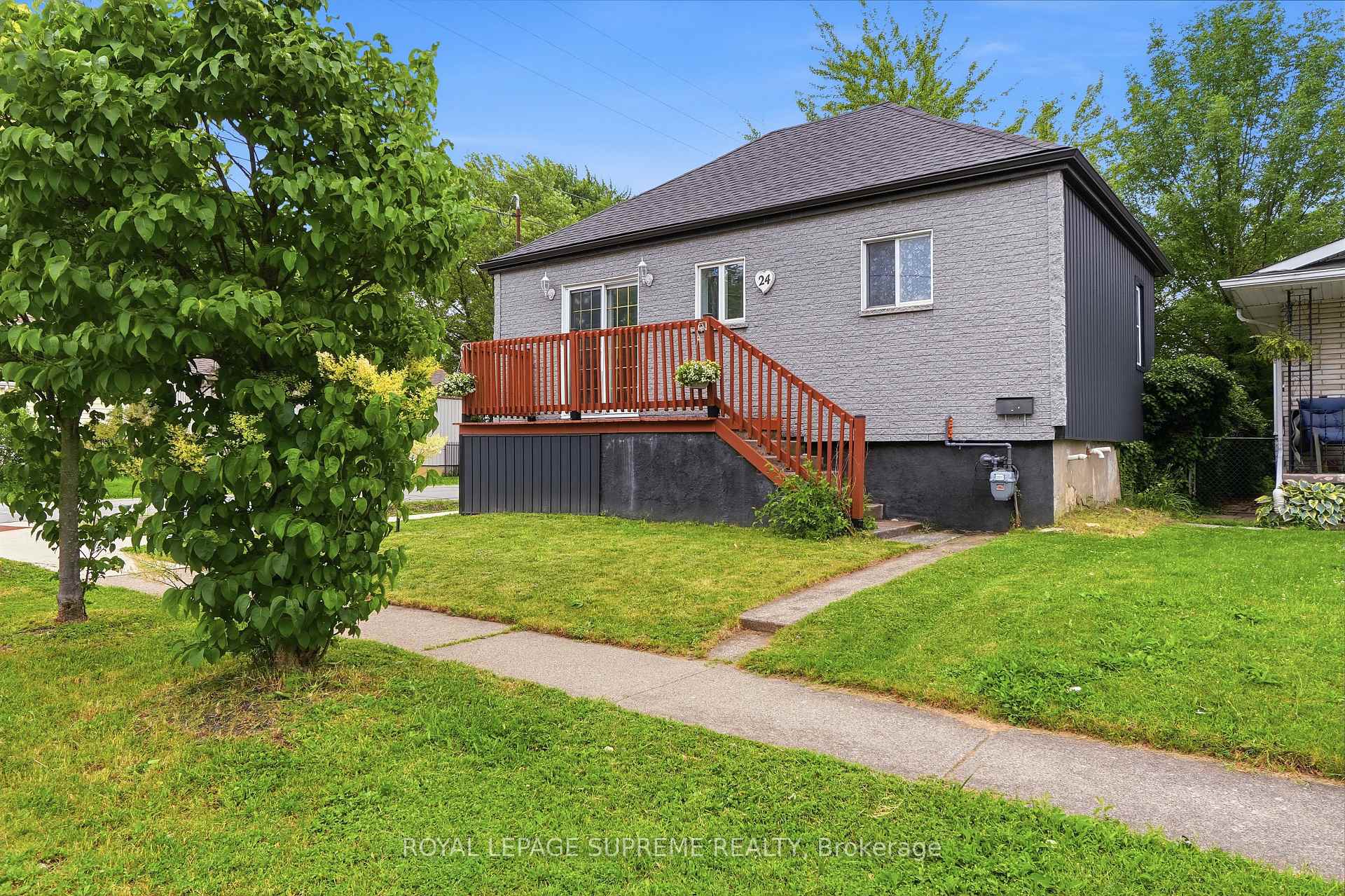 Photo 3 of 24 Alexandra Boulevard, St. Catharines, Secord Woods — HOMEH