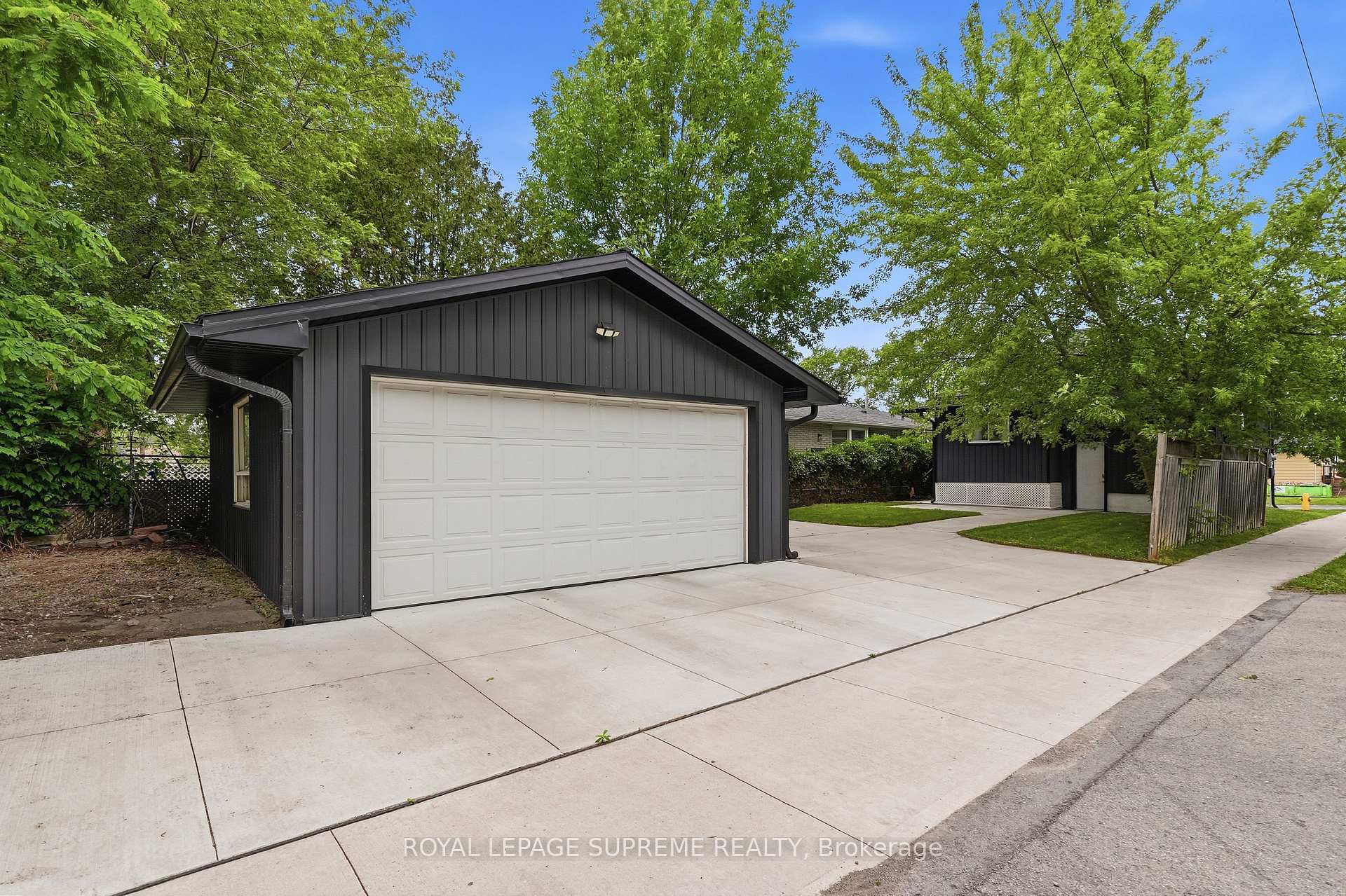 Photo 10 of 24 Alexandra Boulevard, St. Catharines, Secord Woods — HOMEH