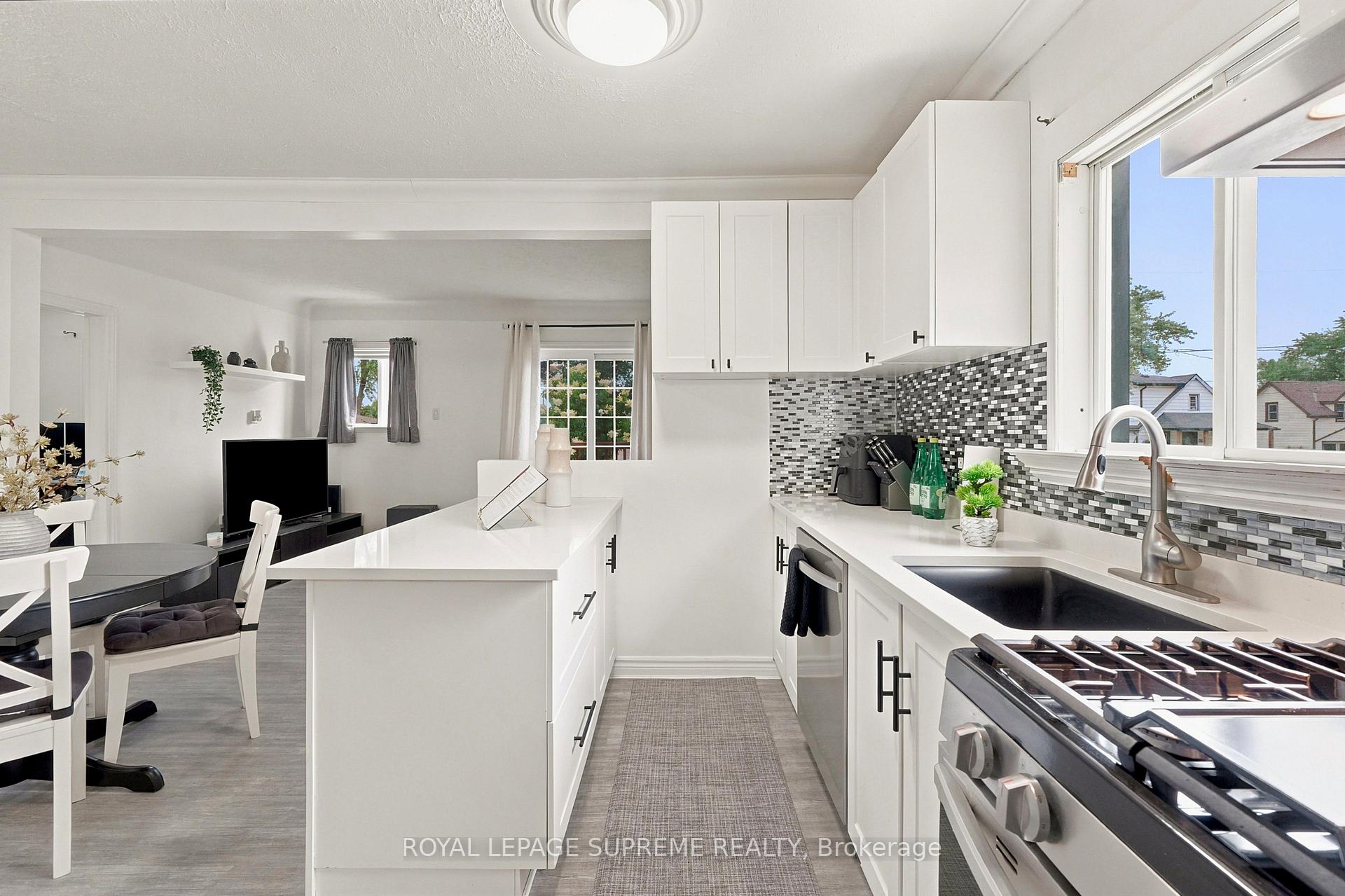 Photo 12 of 24 Alexandra Boulevard, St. Catharines, Secord Woods — HOMEH