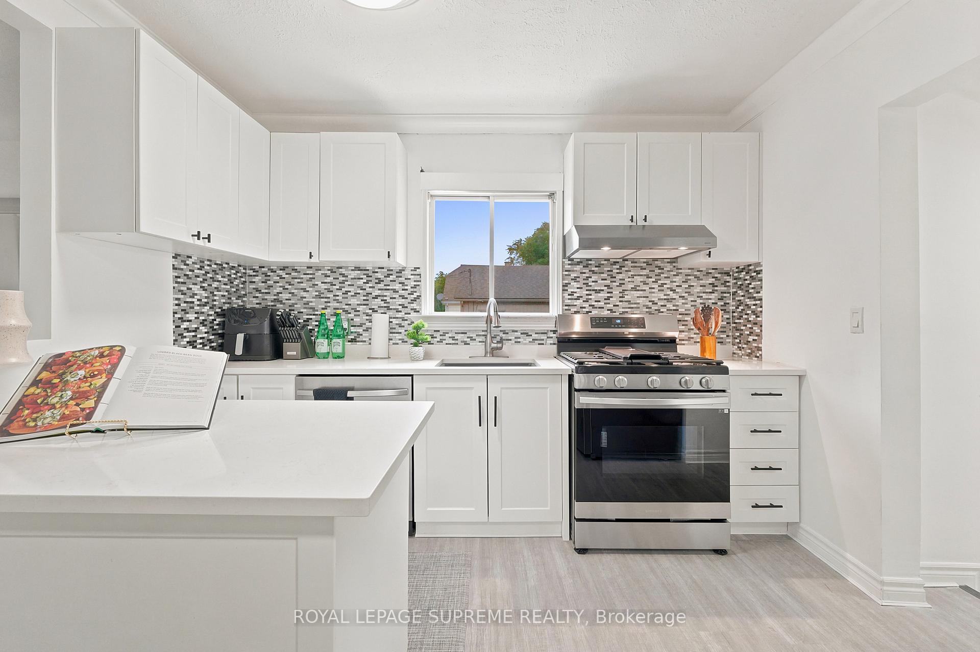 Photo 16 of 24 Alexandra Boulevard, St. Catharines, Secord Woods — HOMEH