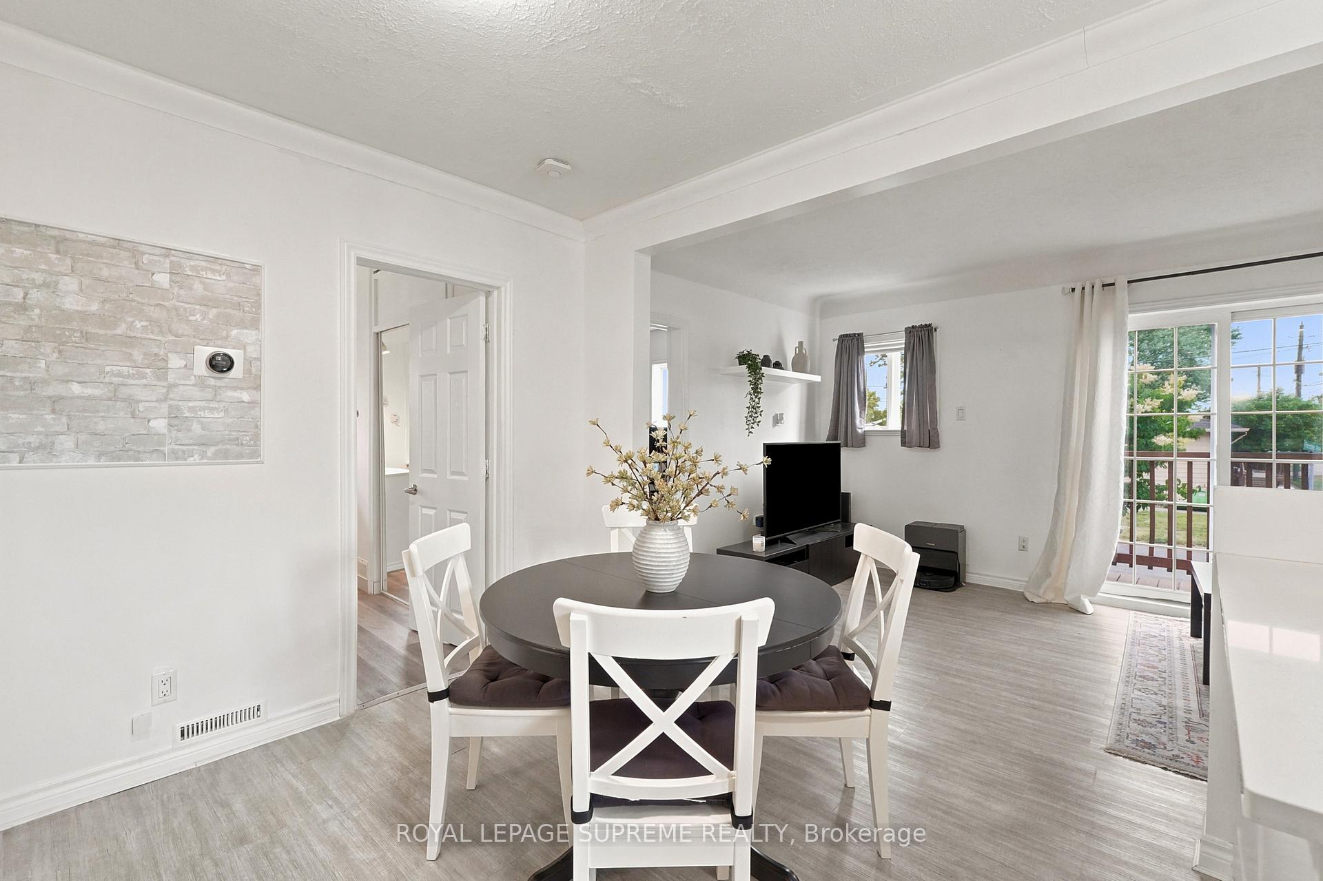 Photo 21 of 24 Alexandra Boulevard, St. Catharines, Secord Woods — HOMEH
