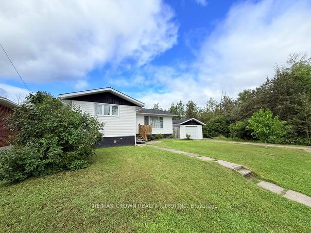 Photo 2 of 32 Winnipeg Street, Kapuskasing — HOMEH