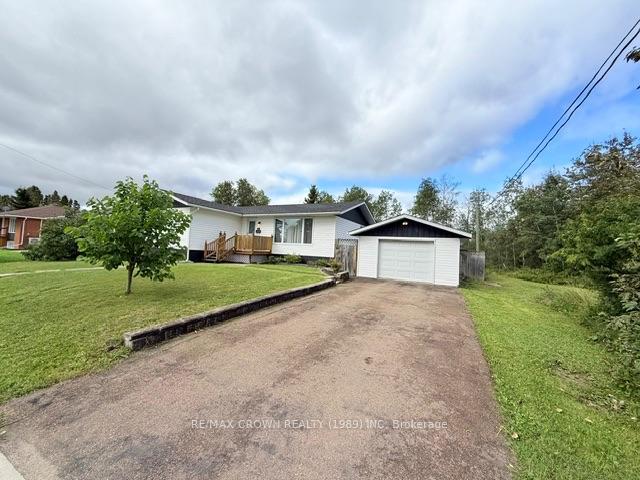 Photo 3 of 32 Winnipeg Street, Kapuskasing — HOMEH