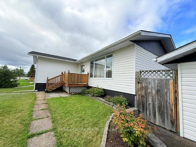 Photo 5 of 32 Winnipeg Street, Kapuskasing — HOMEH