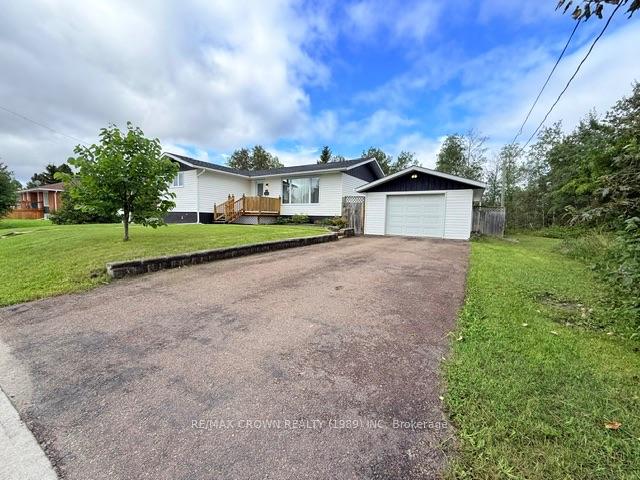 Photo 8 of 32 Winnipeg Street, Kapuskasing — HOMEH