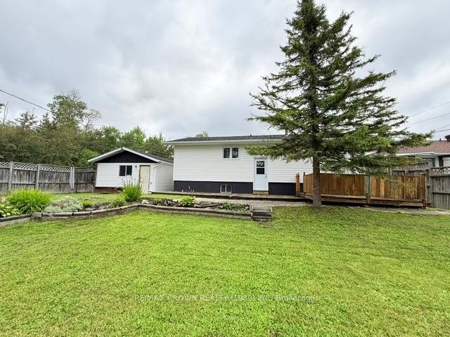Photo 13 of 32 Winnipeg Street, Kapuskasing — HOMEH
