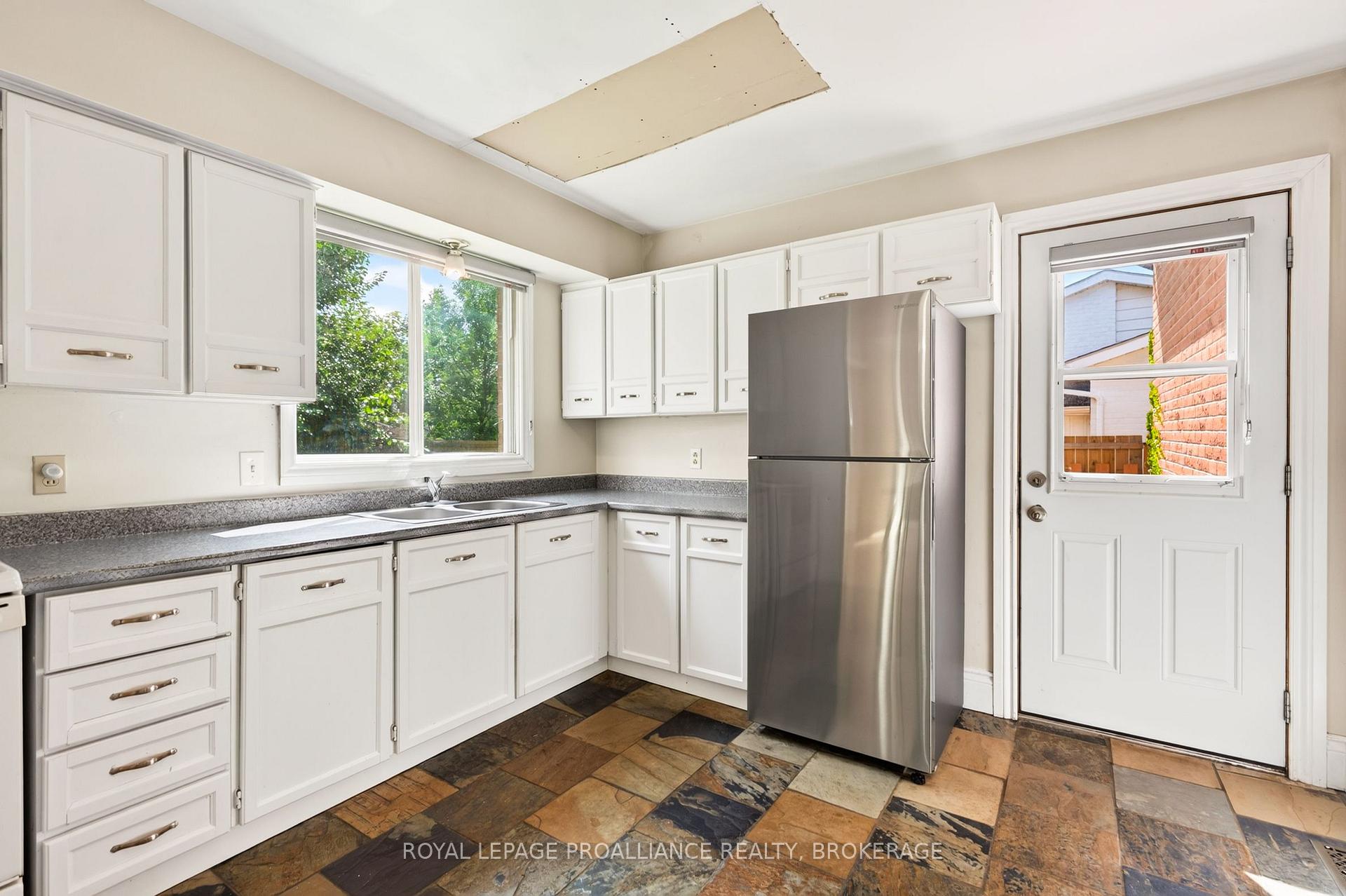 Photo 10 of 812 Lancaster Drive, Kingston, North of Taylor-Kidd Blvd — HOMEH