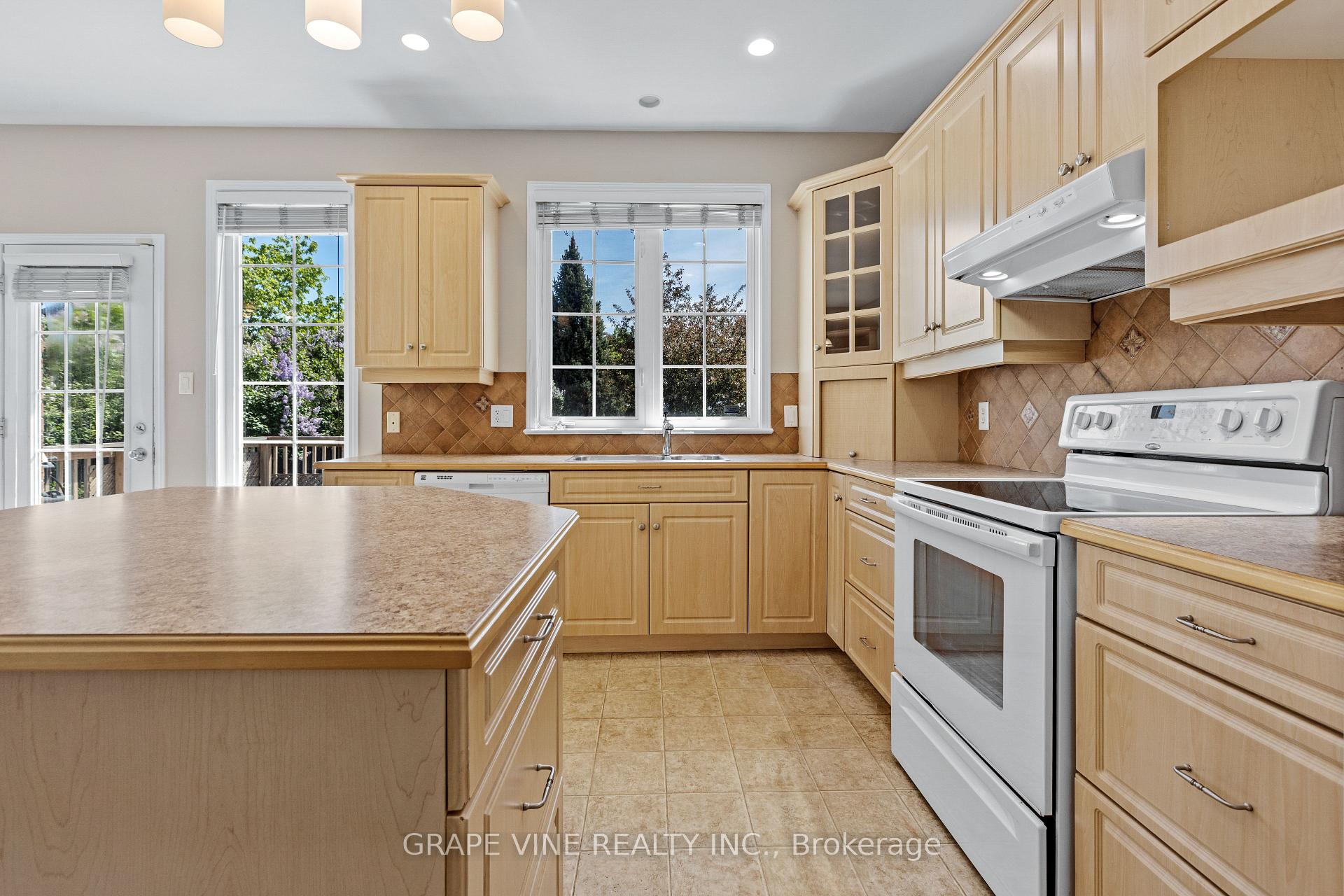 Photo 14 of 201 Ramelton Private, Ottawa, Barrhaven - Stonebridge — HOMEH