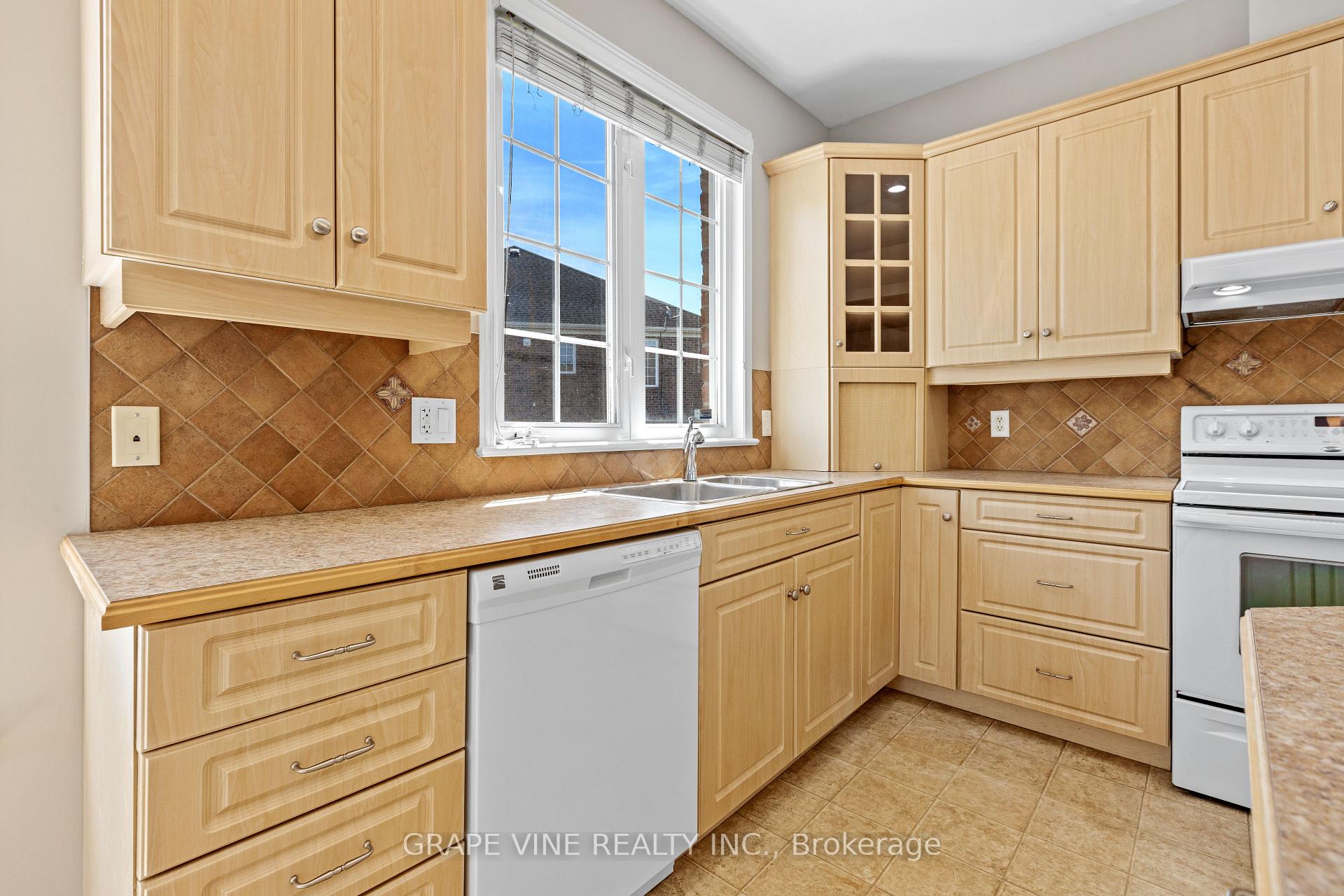 Photo 18 of 201 Ramelton Private, Ottawa, Barrhaven - Stonebridge — HOMEH